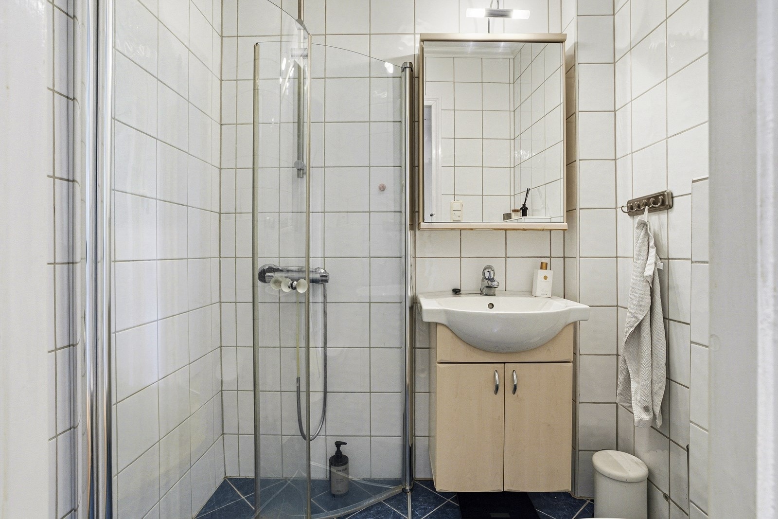 Praktisk flislagt bad i 2. etg. som er innredet med vegghengt toalett, vask med under- og overskap. Innfellbare dusjvegger. Varme i gulv. Galleribilde