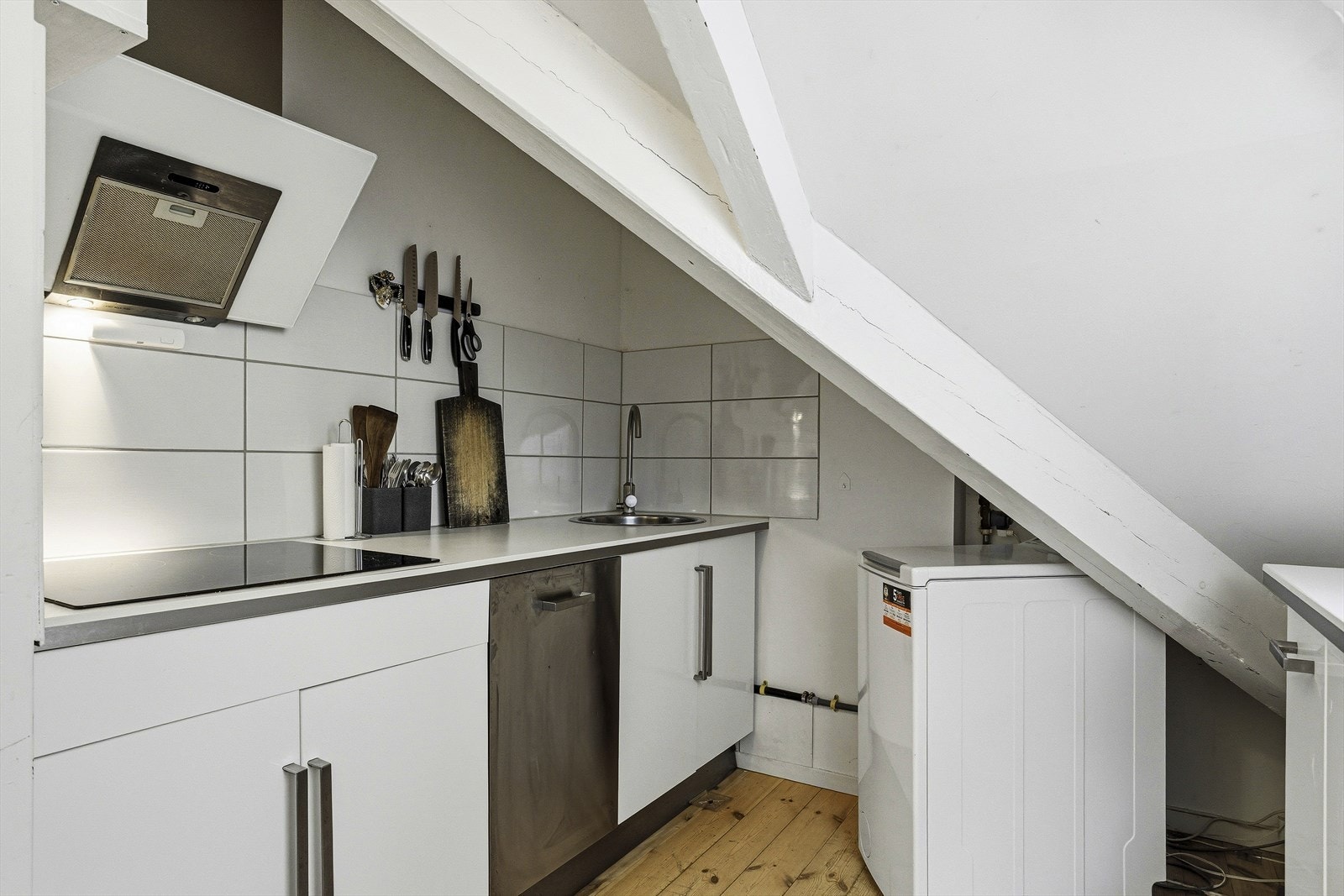 Slette fronter, benkeplate av laminat og stålvask. Galleribilde