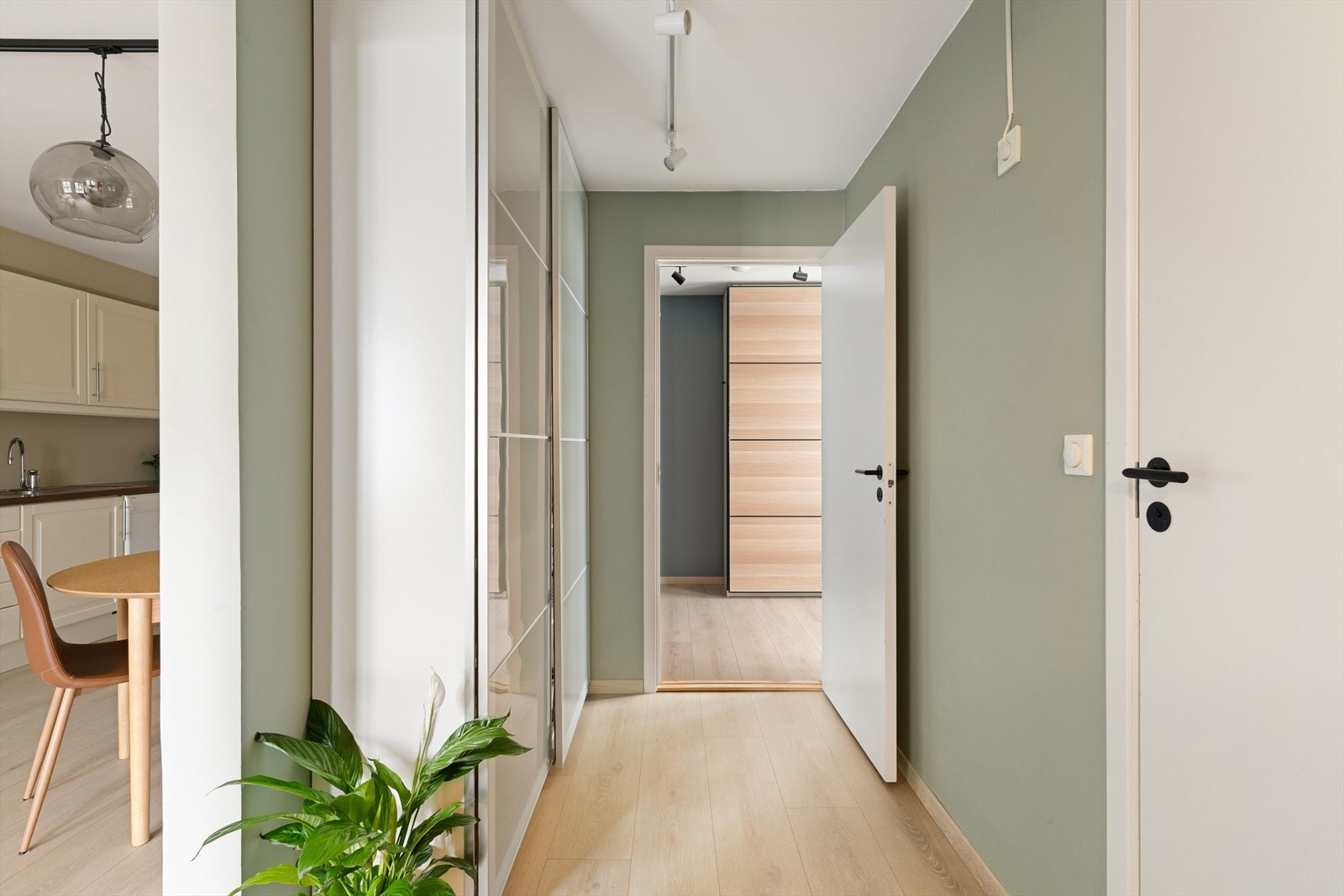 Romslig og lys entre med god plass for oppbevaring av yttertøy. Galleribilde