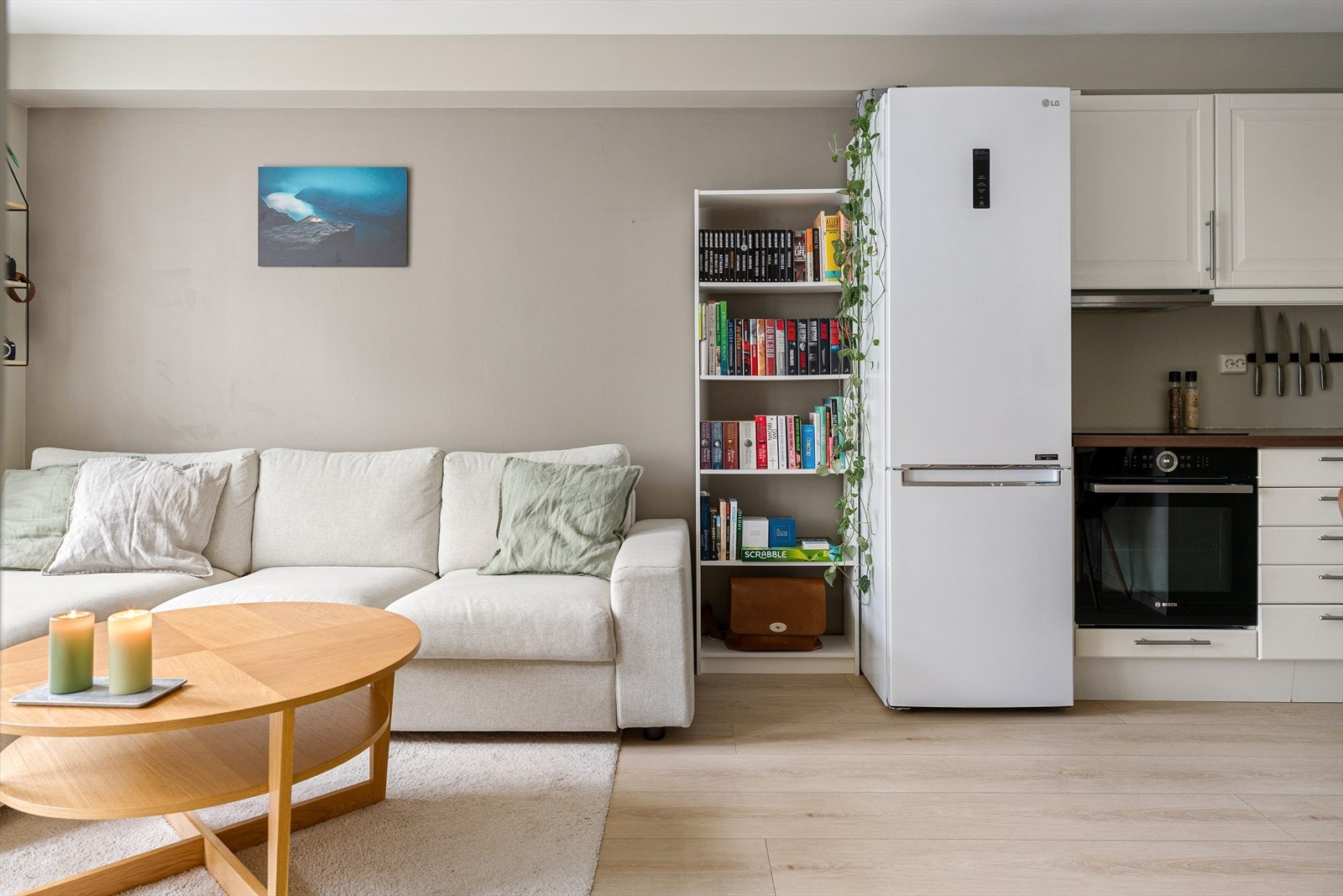 Stuen byr på god plass for ulike møblerings muligheter. Galleribilde