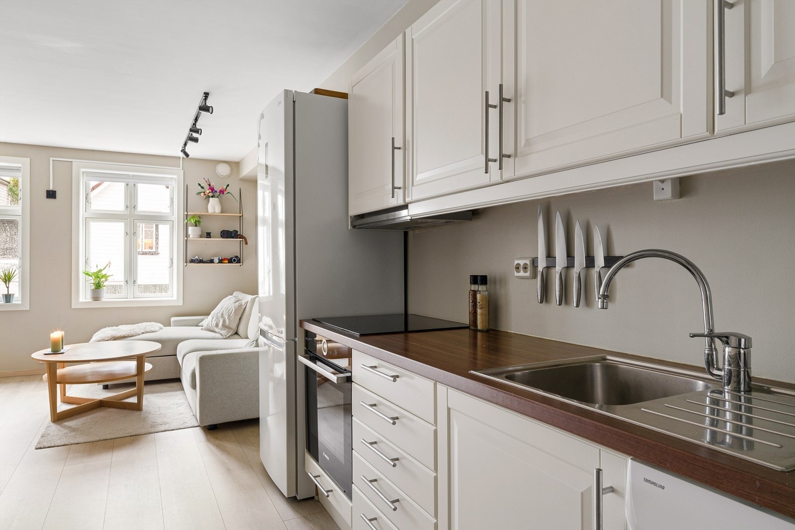 Laminert benkeplate med stålvask og godt med arbeidsplass. Galleribilde