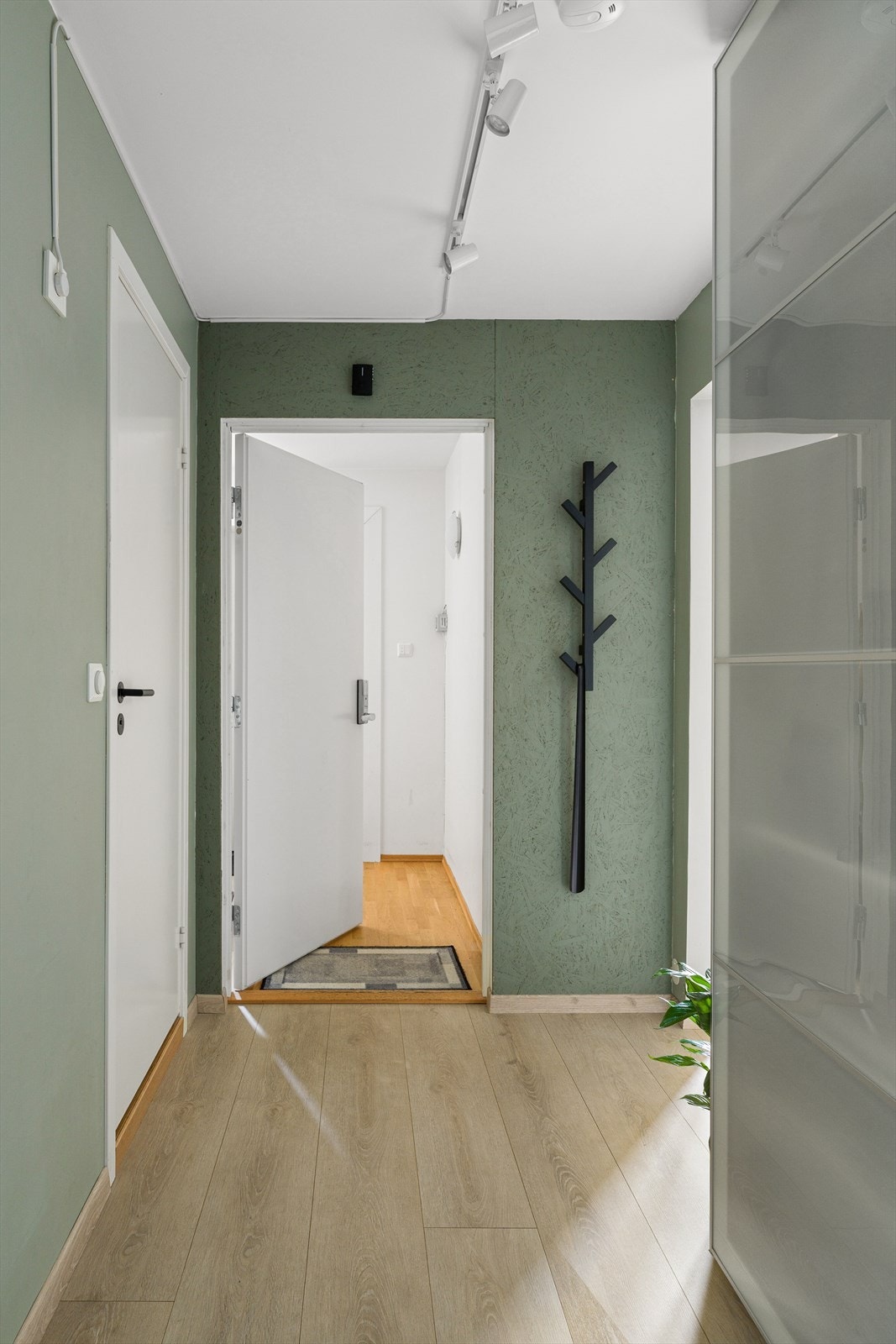 Innbydende og lys entre. Galleribilde