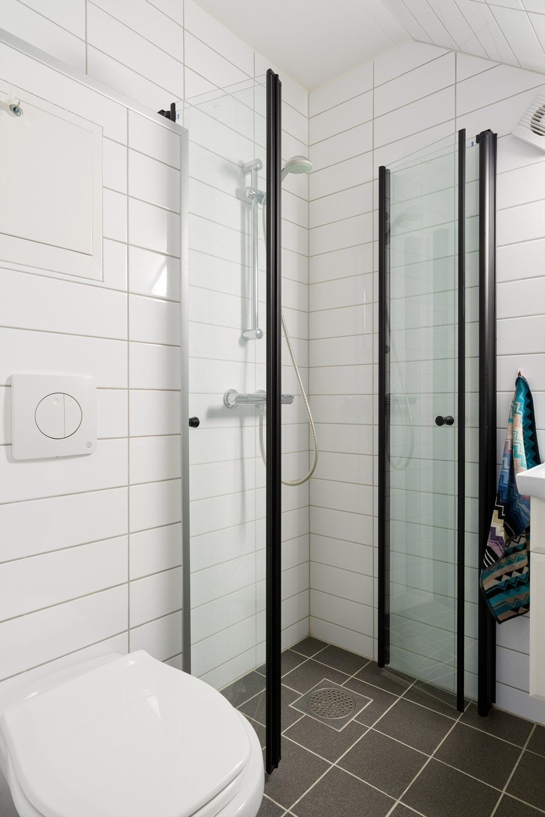 Badet er flislagt med varmekabler på gulvet. Galleribilde