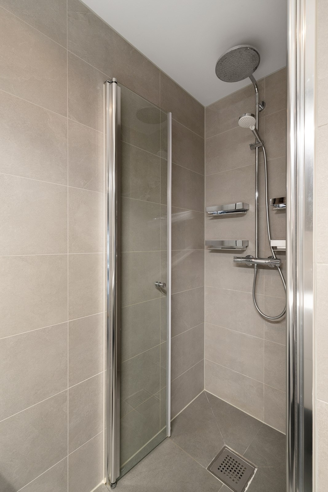 Dusjsone, med regndusj. Galleribilde