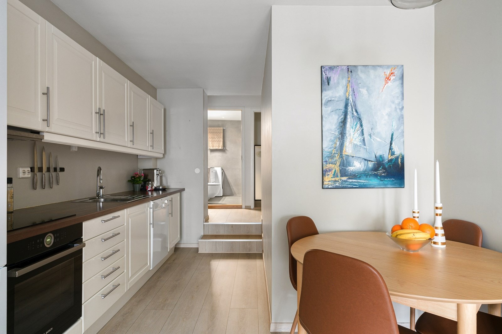 Hvitevarer som medfølger handelen inkluderer stekeovn, kokeplate, oppvaskmaskin og kjøleskap. Galleribilde