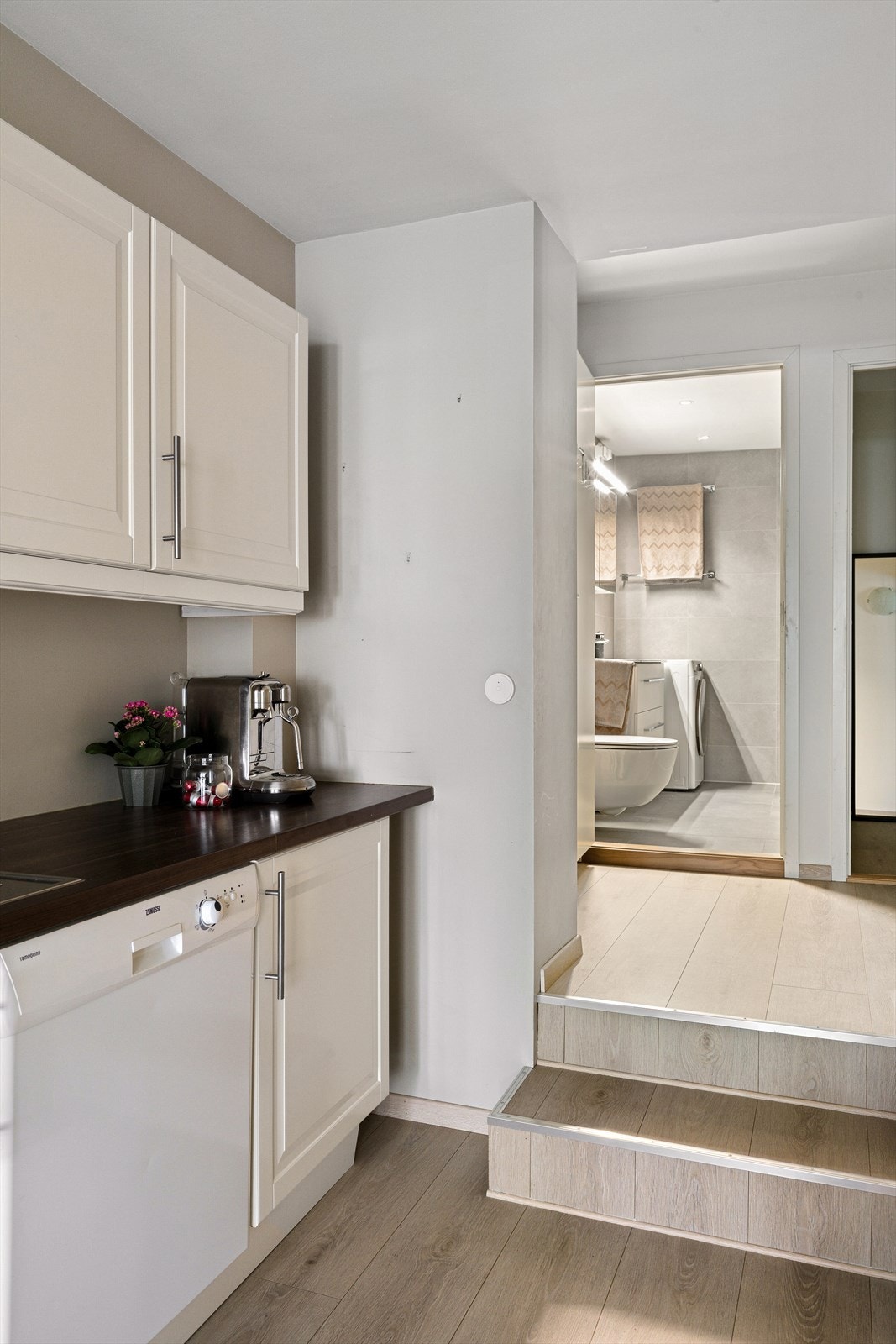 Opp trappen kommer du til et nydelig bad og to av soverommene. Galleribilde