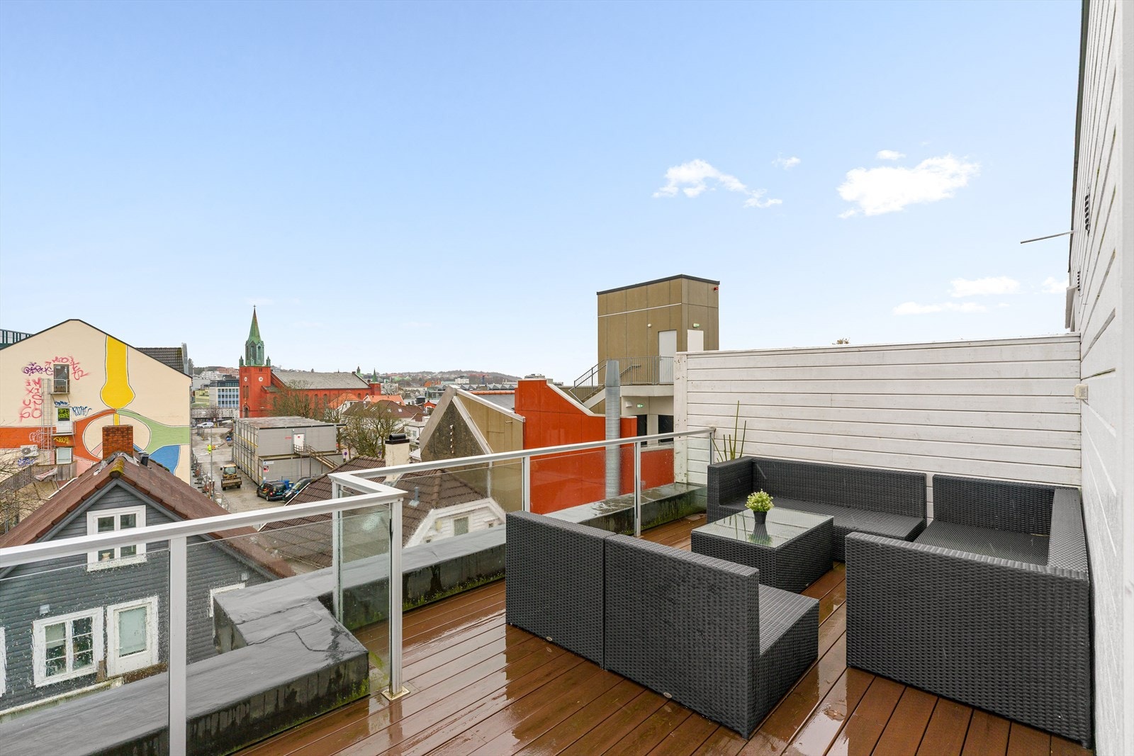 Felles takterrasse byr på god plass for å samles på fine sommerdager. Galleribilde