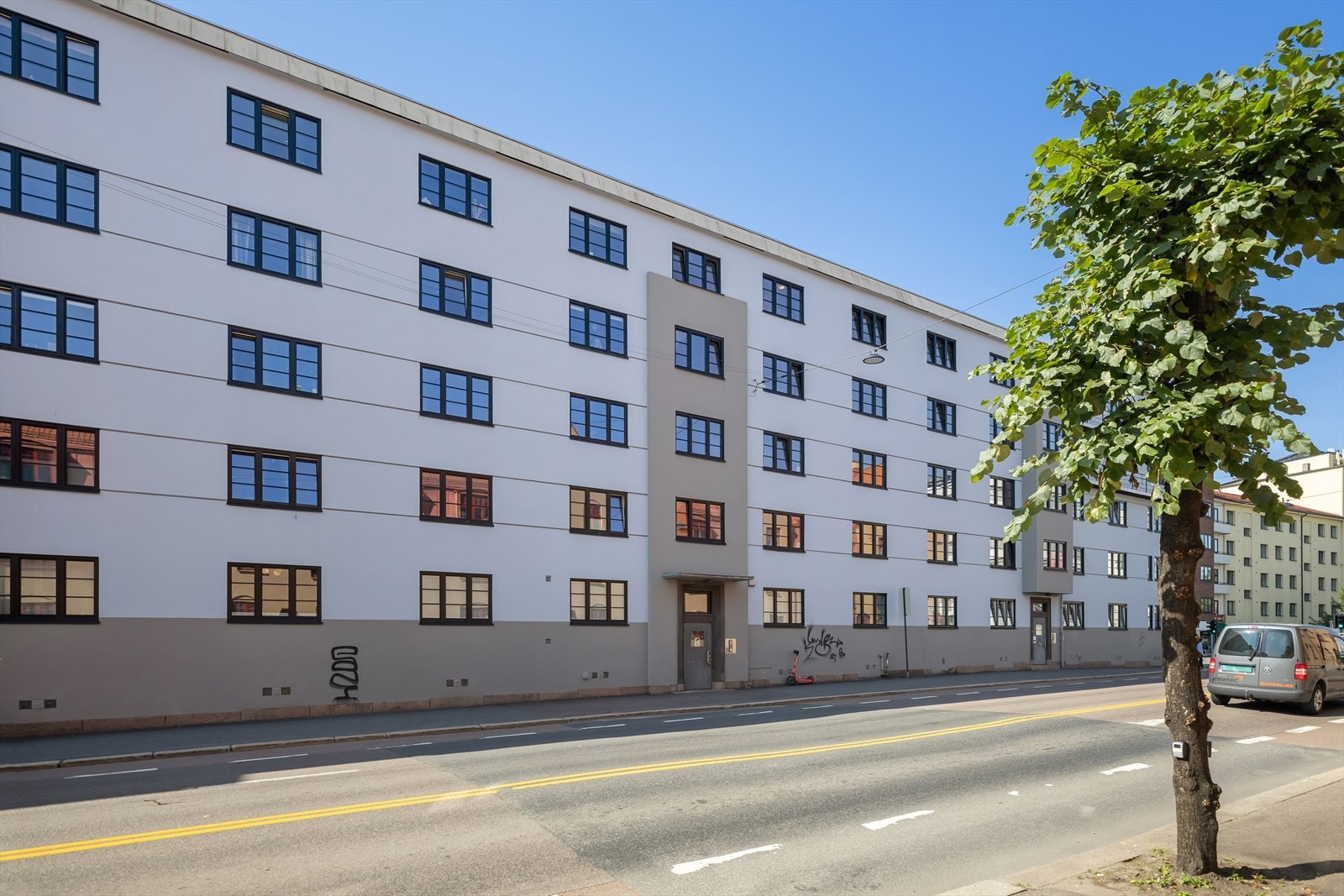 Byggets fasade, sentral beliggenhet med nærhet til byliv og kollektivtilbud. Galleribilde