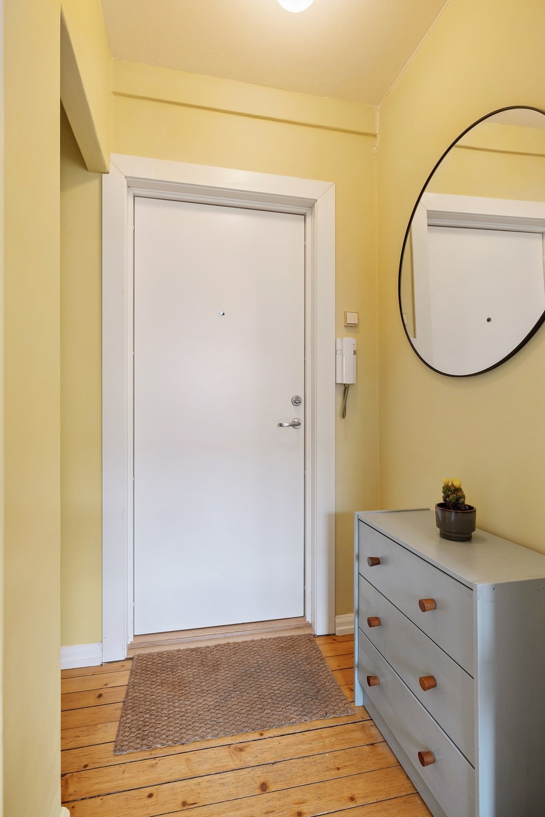 Velkommen inn , entré med plass til oppbevaring og enkel adkomst til boligens rom. Galleribilde