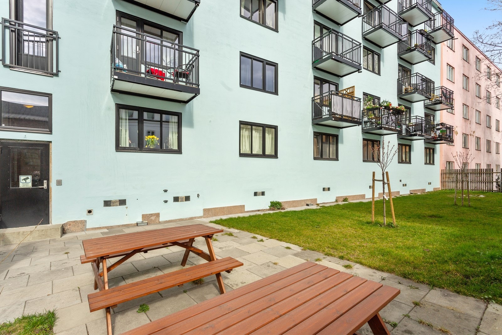 Hyggelig felles uteområde med sitteplasser - perfekt for sosiale sammenkomster på fine dager. Galleribilde
