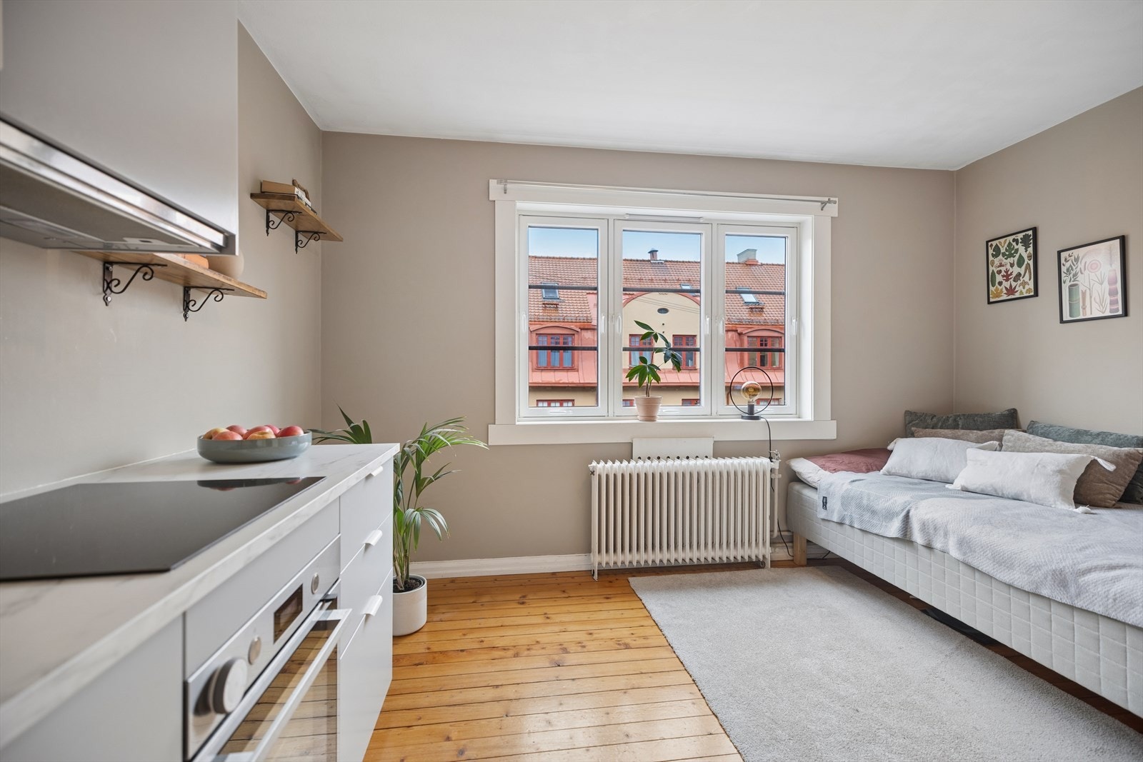 Stue med god plass til seng og oppholdsdel, store vindusflater gir godt lysinnslipp. Galleribilde