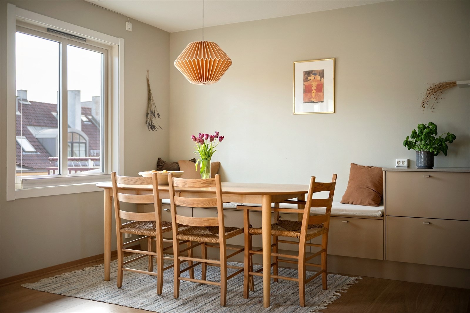 Ved vinduet er det plass til spisebord med hyggelig lysinnslipp og utsyn Galleribilde