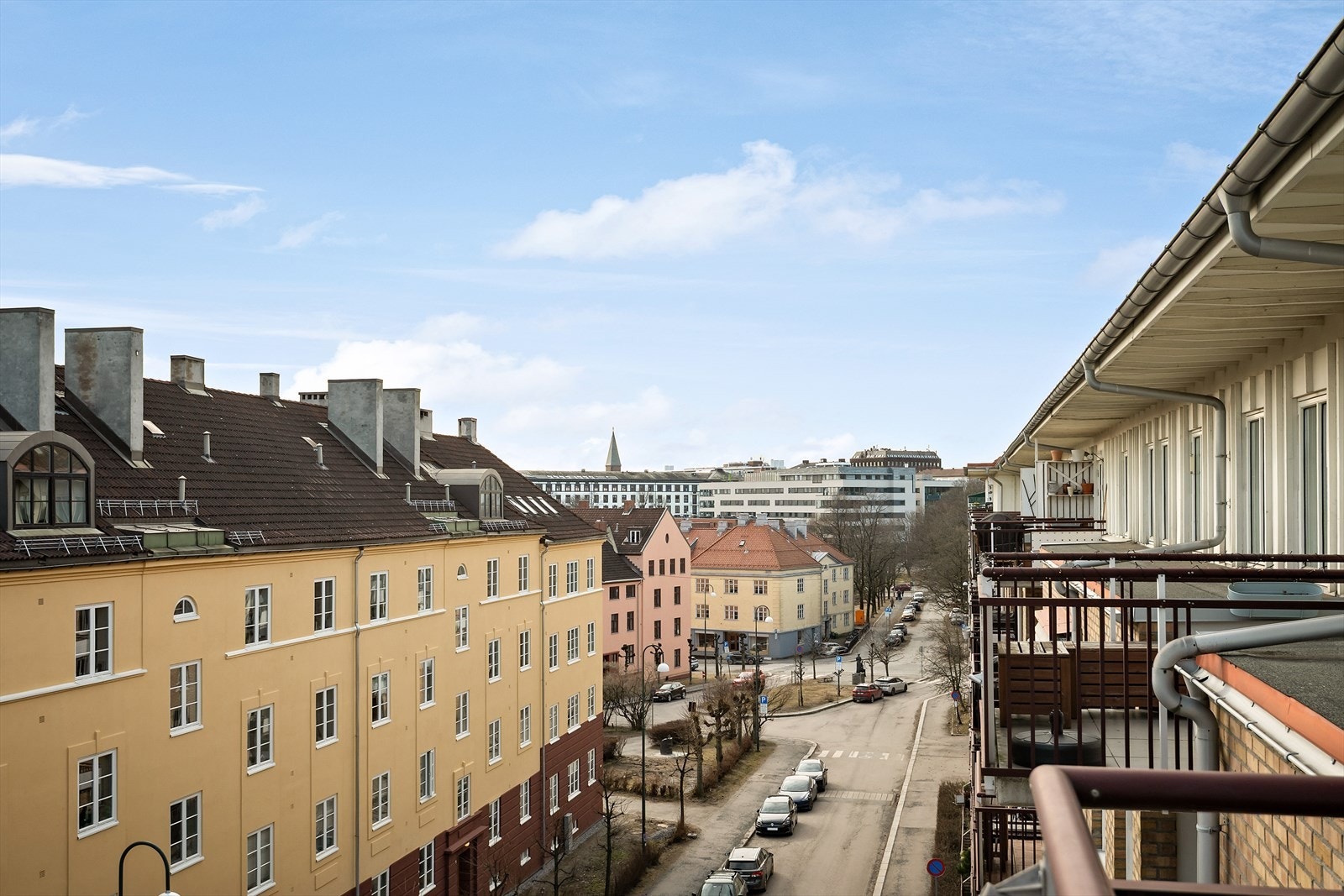 Bildet viser utsikt ned mot gatemiljø og nærliggende fasader Galleribilde