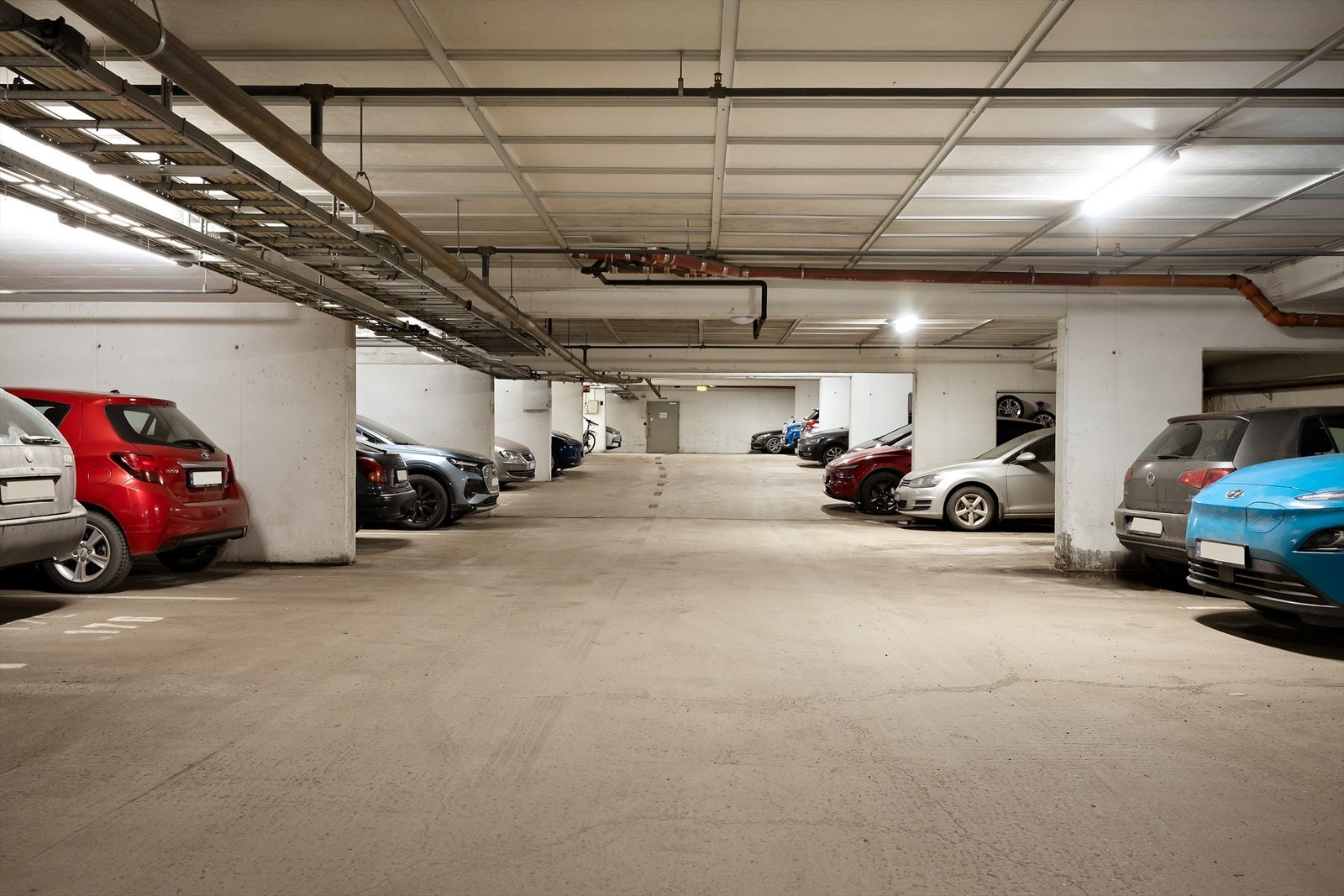 Parkeringsareal i tilknytning til bebyggelsen. Det medfølger ikke parkering til leiligheten. Man kan stille seg på venteliste for dette Galleribilde