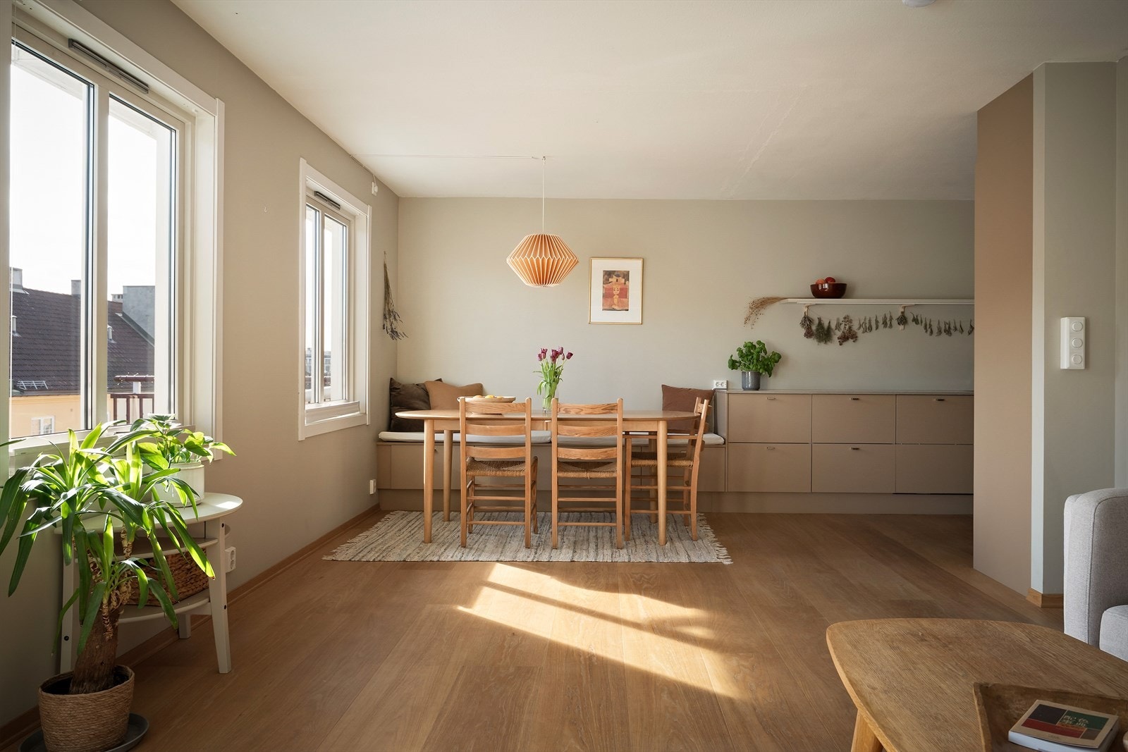 Lys stue med god plass til både spisebord og sittegruppe Galleribilde