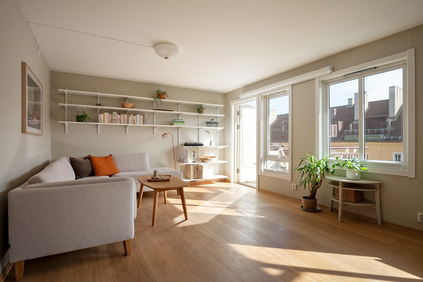 Stuen har en sosial planløsning med naturlig forbindelse mellom sofadel, spiseplass og kjøkken Galleribilde