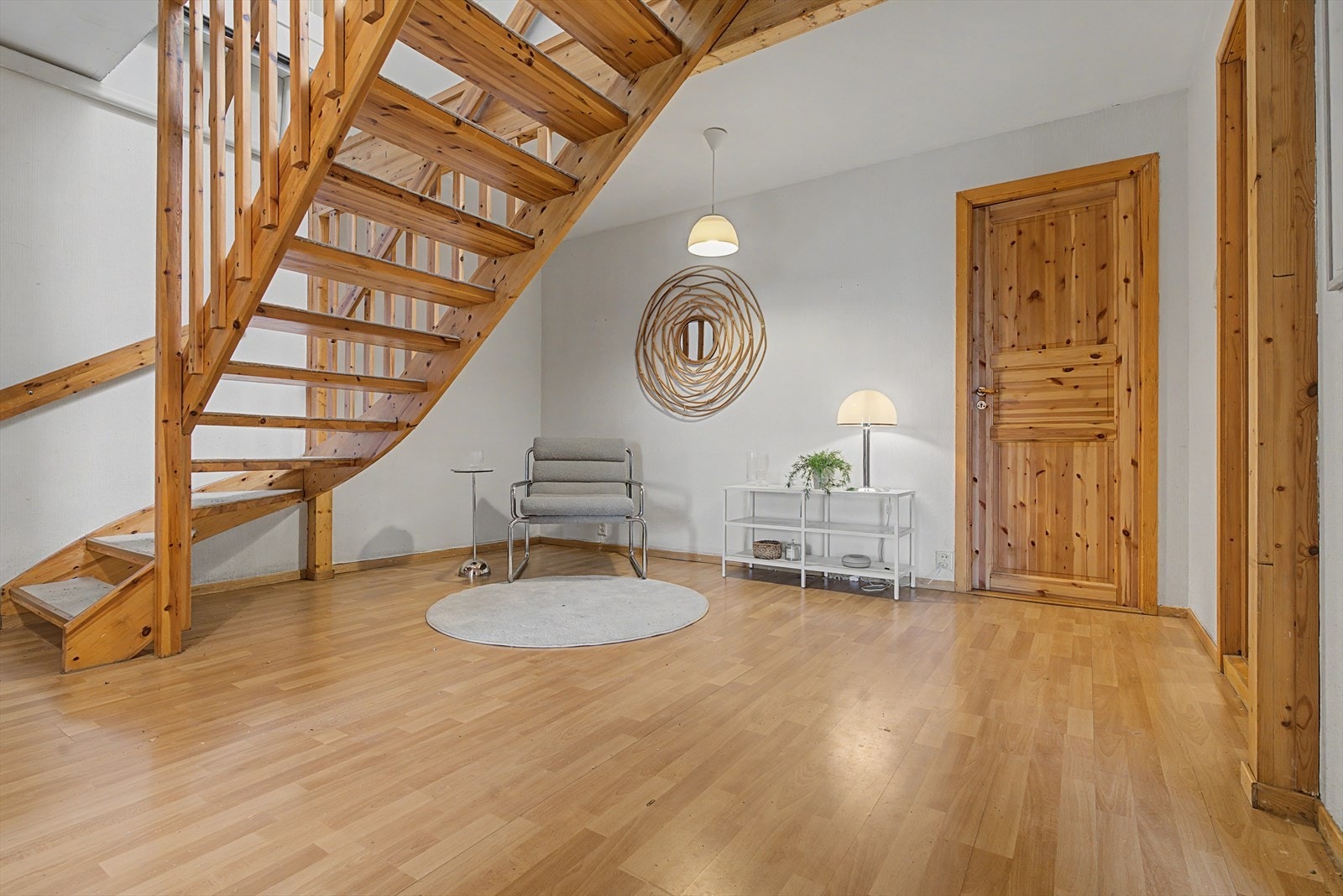 Kjellerstue på 16,5 kvm i underetasjen som gir fleksible bruksmuligheter - perfekt som TV-stue, lekerom eller ungdomsrom. Et attraktivt supplement til hovedstuen. (innerste del er godkjent som bod/hobby). Galleribilde