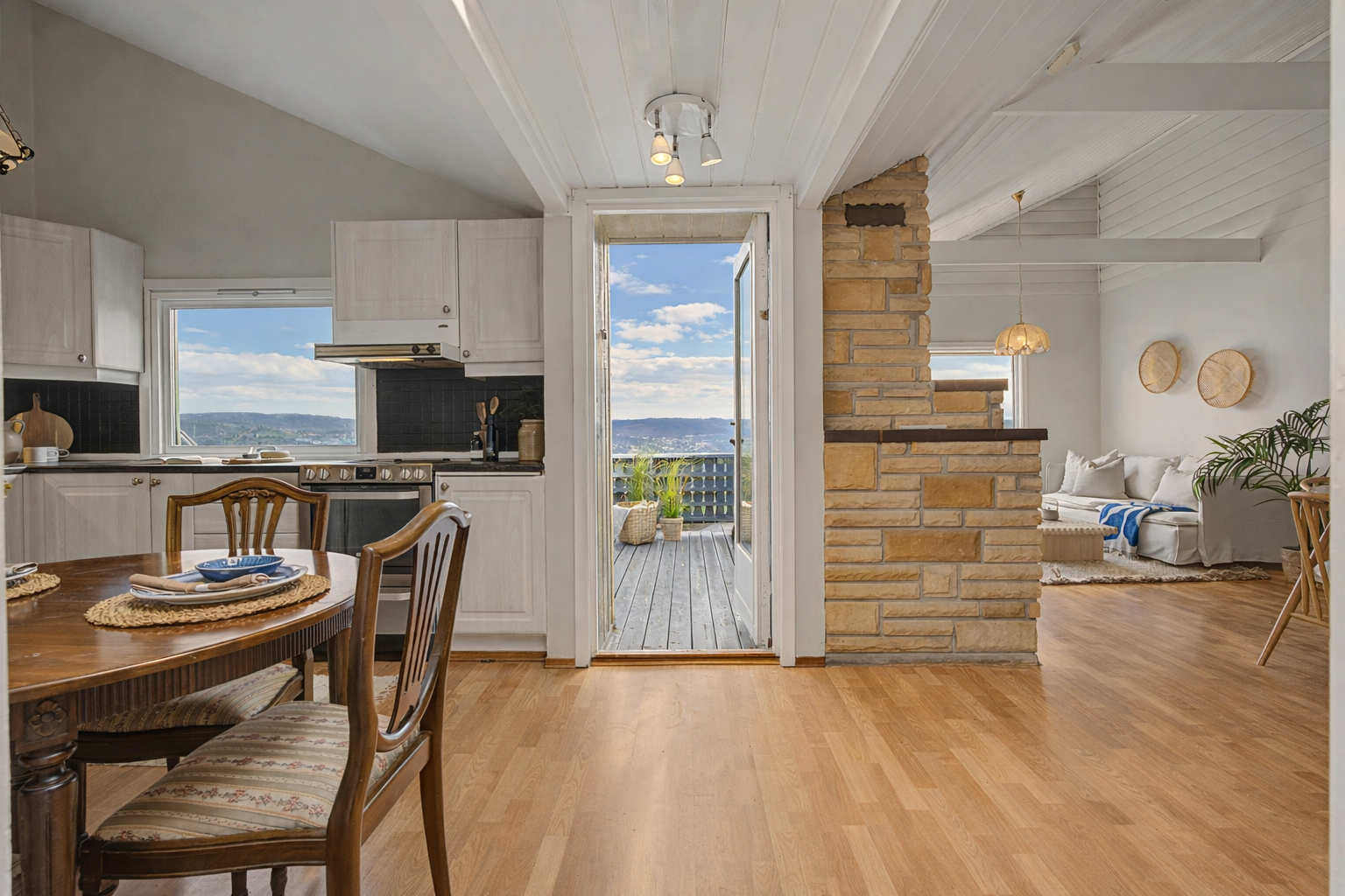 Stor åpen kjøkken/stueløsning på hele 37,8 kvm! Vi går selvsagt først ut på altanen.. Galleribilde