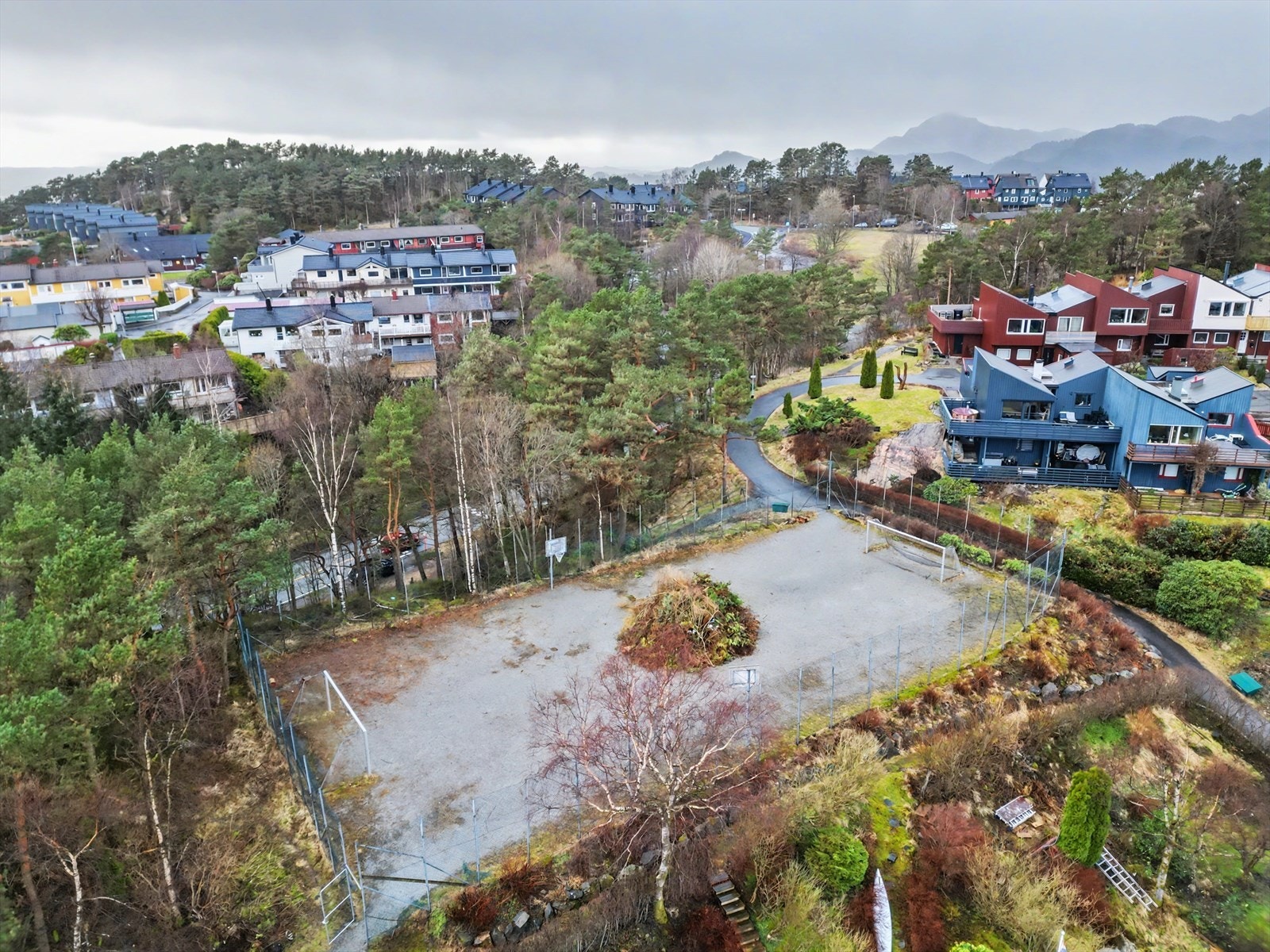 Sameiet har også en egen ballplass litt lenger bak huset. Galleribilde
