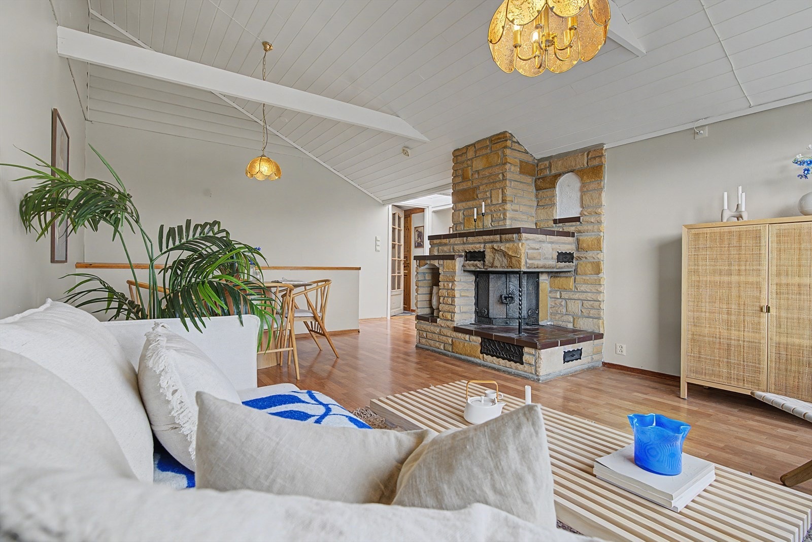 Peisen gir mye karaktér og varme. Flere naboer har fjernet denne til fordel for noe mindre eller mer åpenhet. Galleribilde