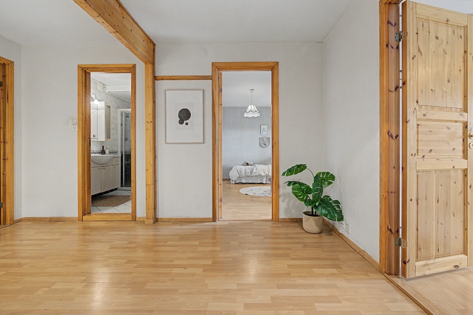 Rommet forgrener seg videre til bod, bad og to soverom. Galleribilde