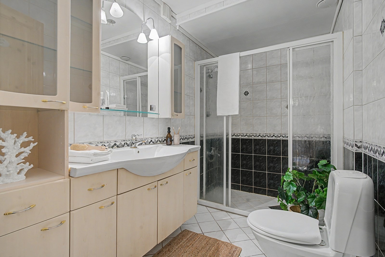 Hovedbadet har varmekabler i gulv og elektrisk avtrekksvifte. Galleribilde