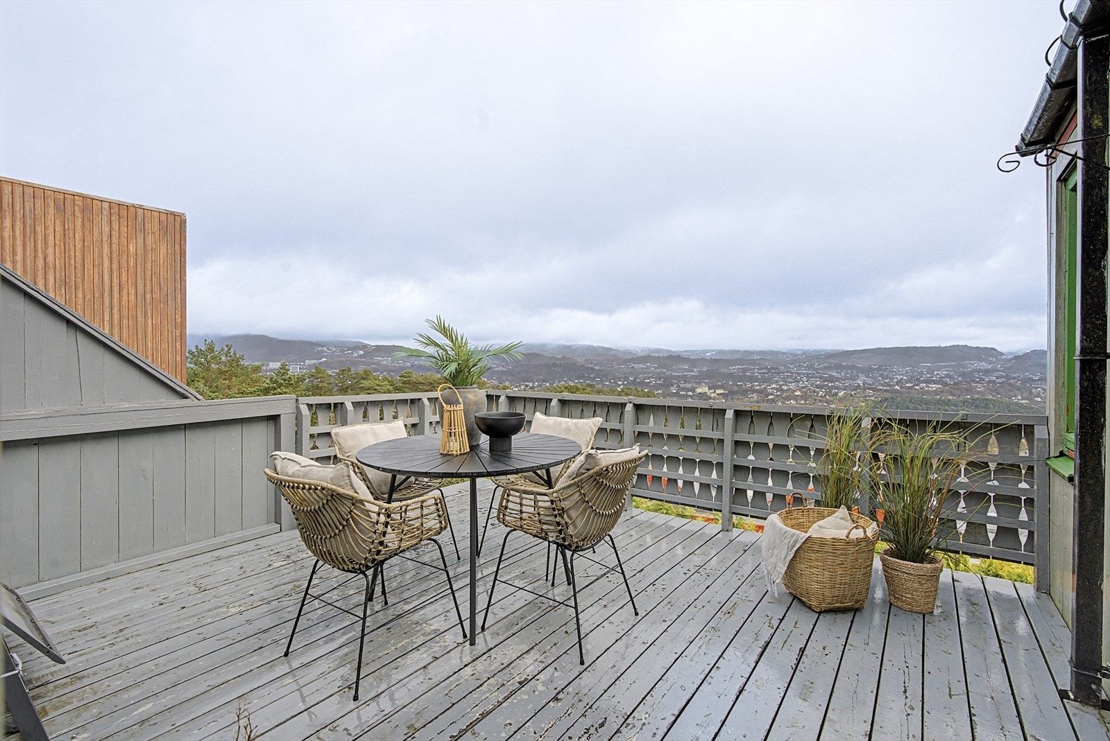 Boligens plassering gjør at du ser godt over takene på rekken foran. Fremste rekke ligger for øvrig like ved veien, så nr. 40 er ganske optimalt plassert. Galleribilde