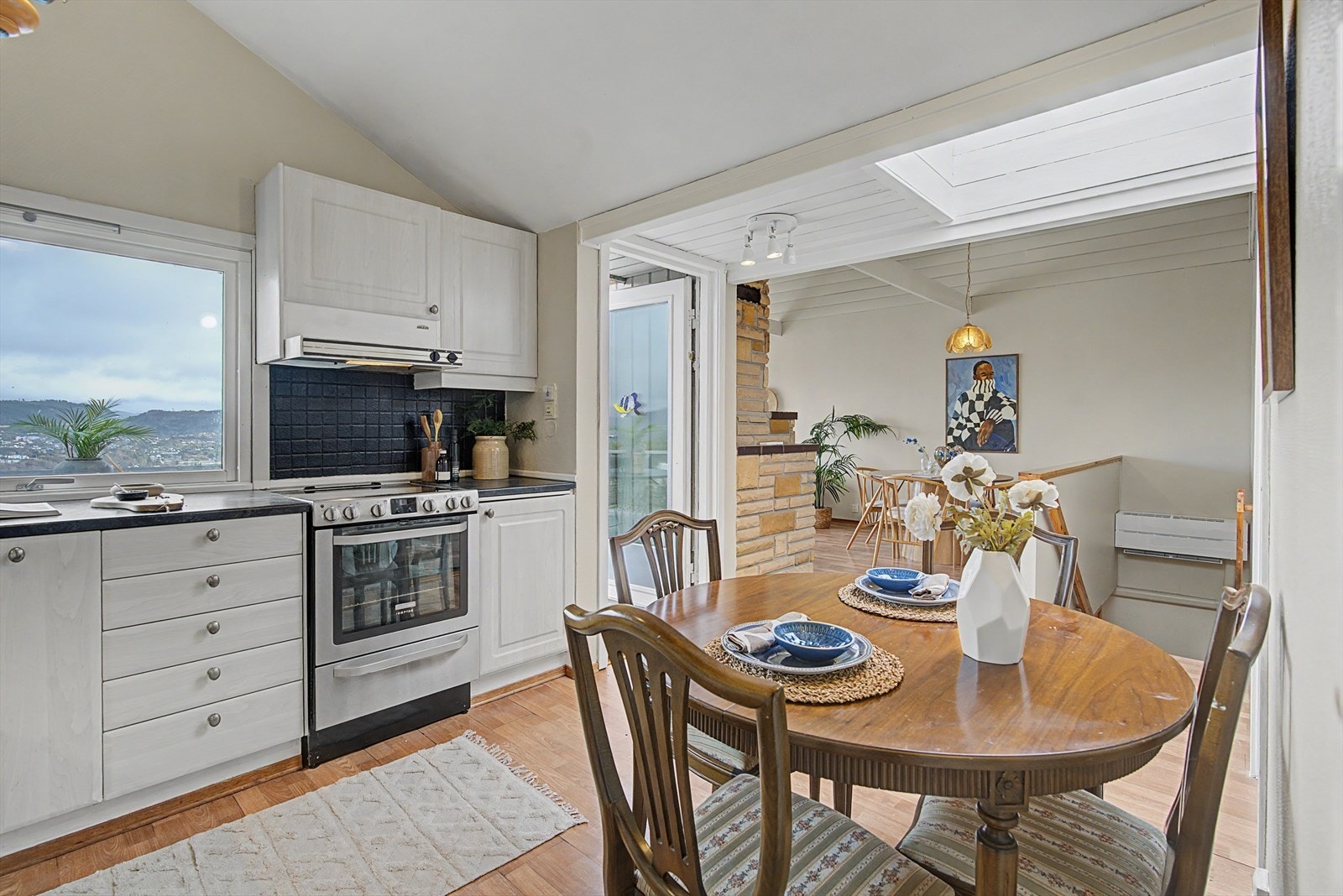 Det er også god kontakt innover til stuen. Legg merke til lyset fra takvinduet til høyre i bildet. Galleribilde