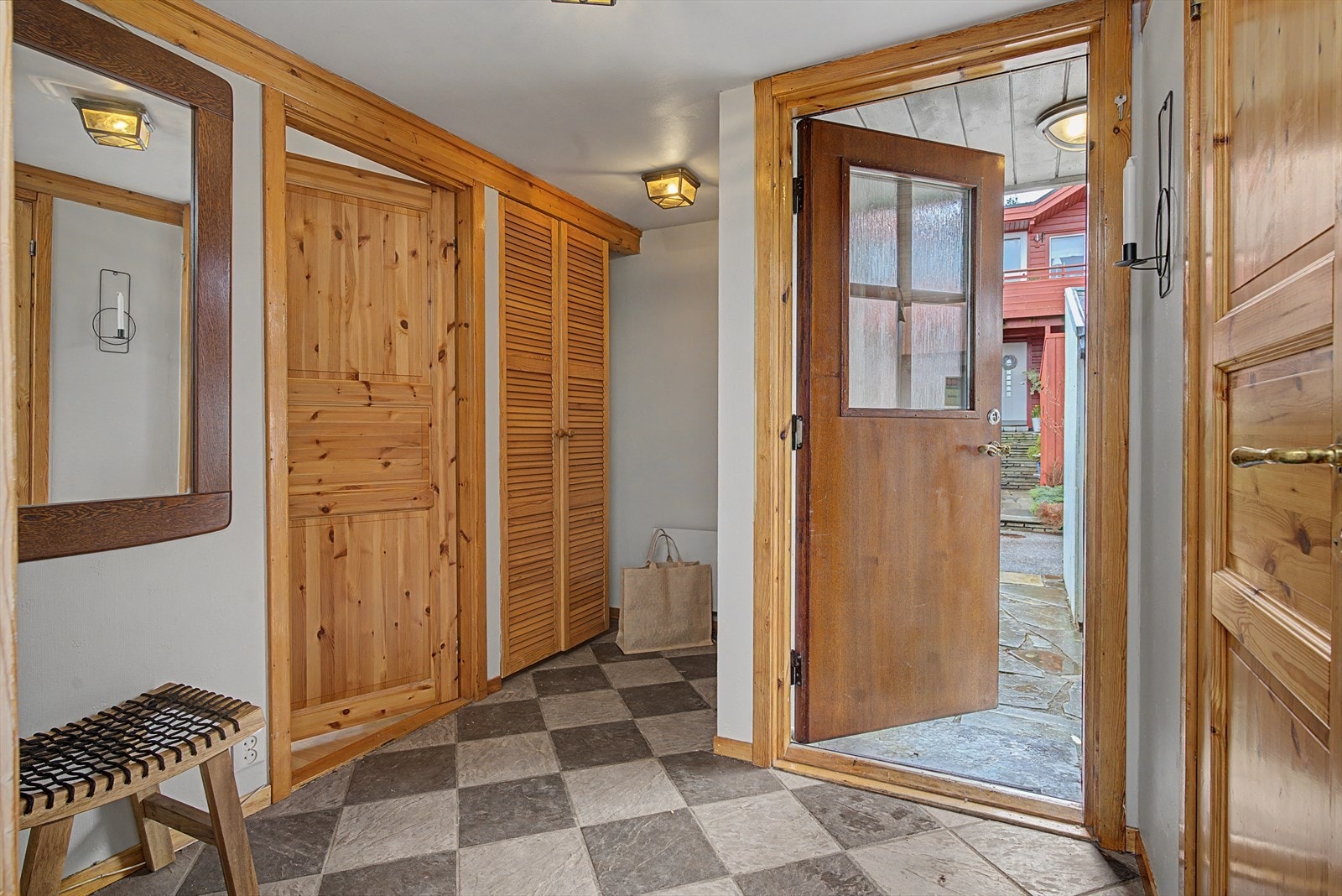 Gangen har også plassbygd garderobeskap. Galleribilde