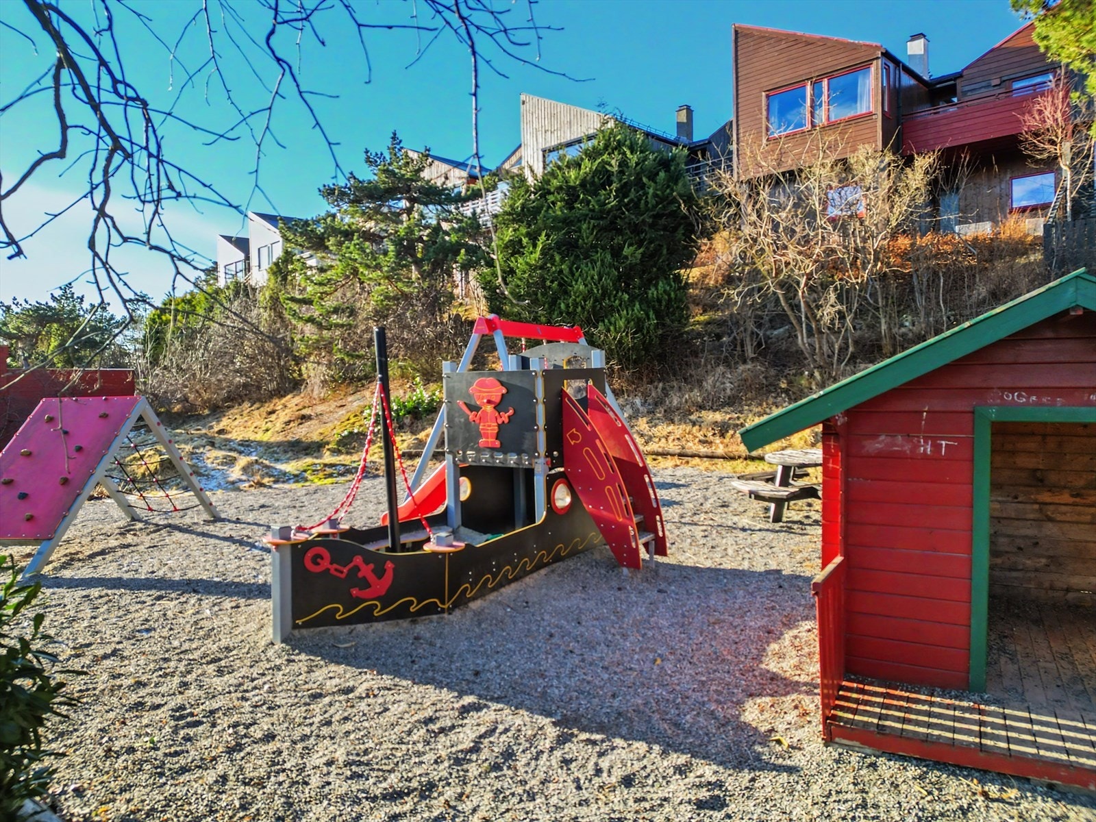 Her er en til (av mange) lekeplasser mellom husene. Denne ligger midt mellom huset og garasjen/gjesteparkering. Galleribilde