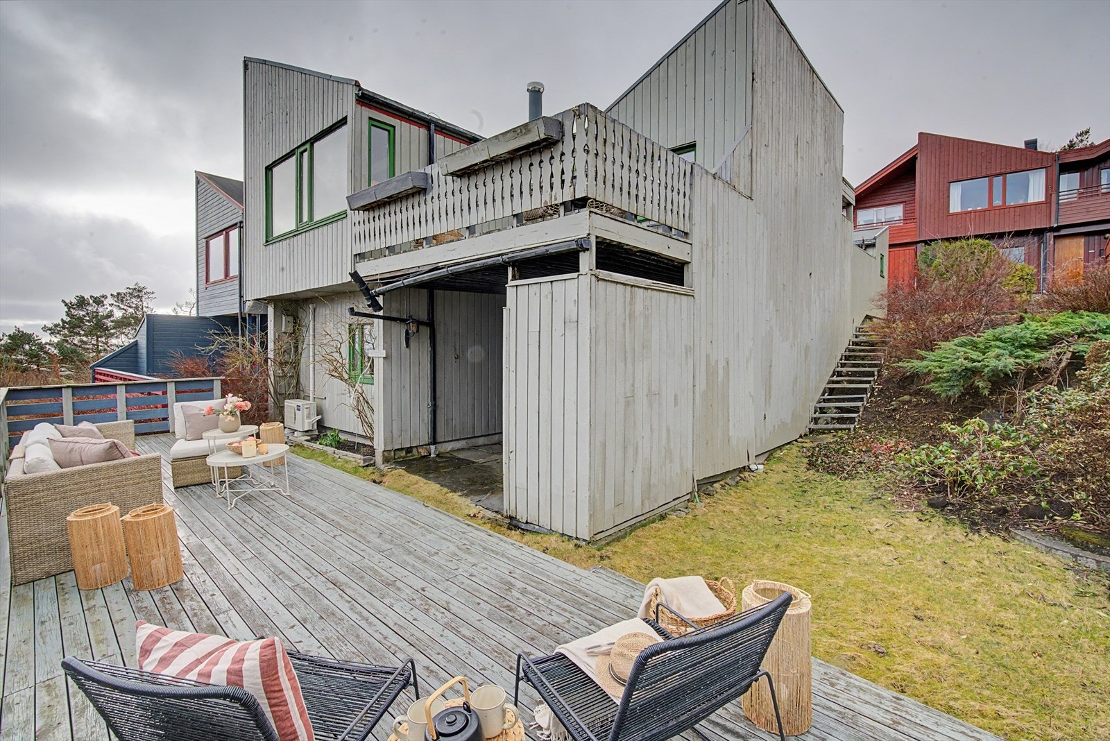 Mye av arealet på siden av huset hører også med til den private tomten. Galleribilde