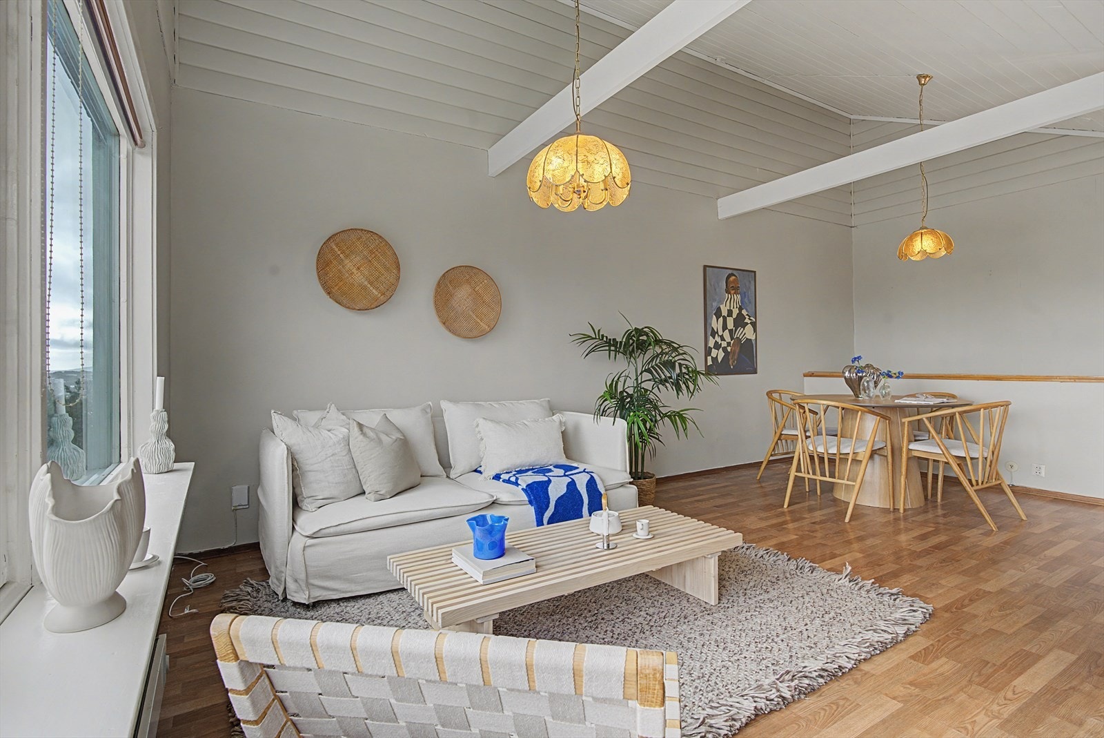 God plass til sofa og spisebord. Galleribilde