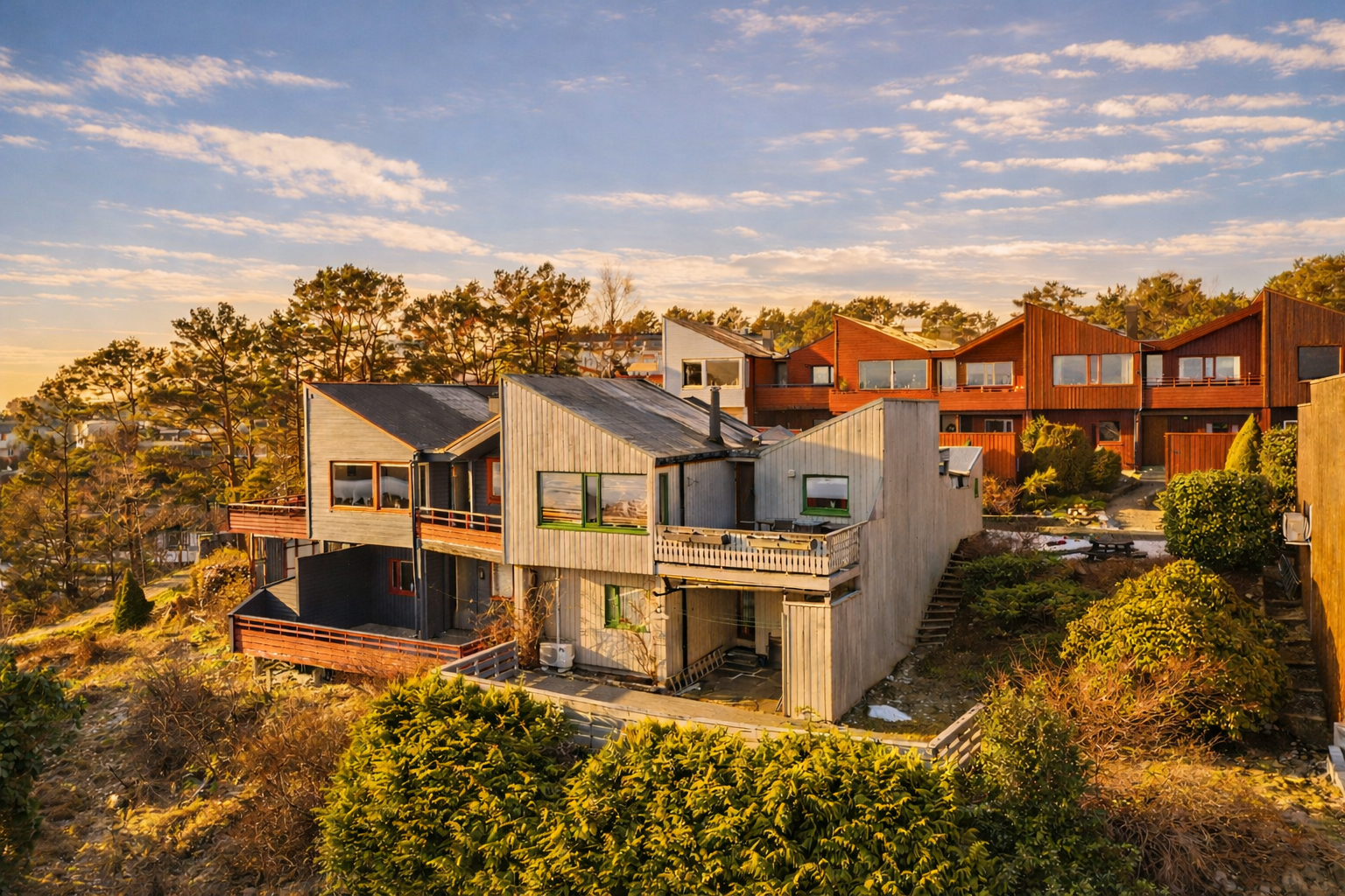 Boligen har tre herlige uteplasser, samt ekstra hage pga. hjørnebeliggenheten. Nabo til venstre og flere i rekken bak har bygget på. Galleribilde