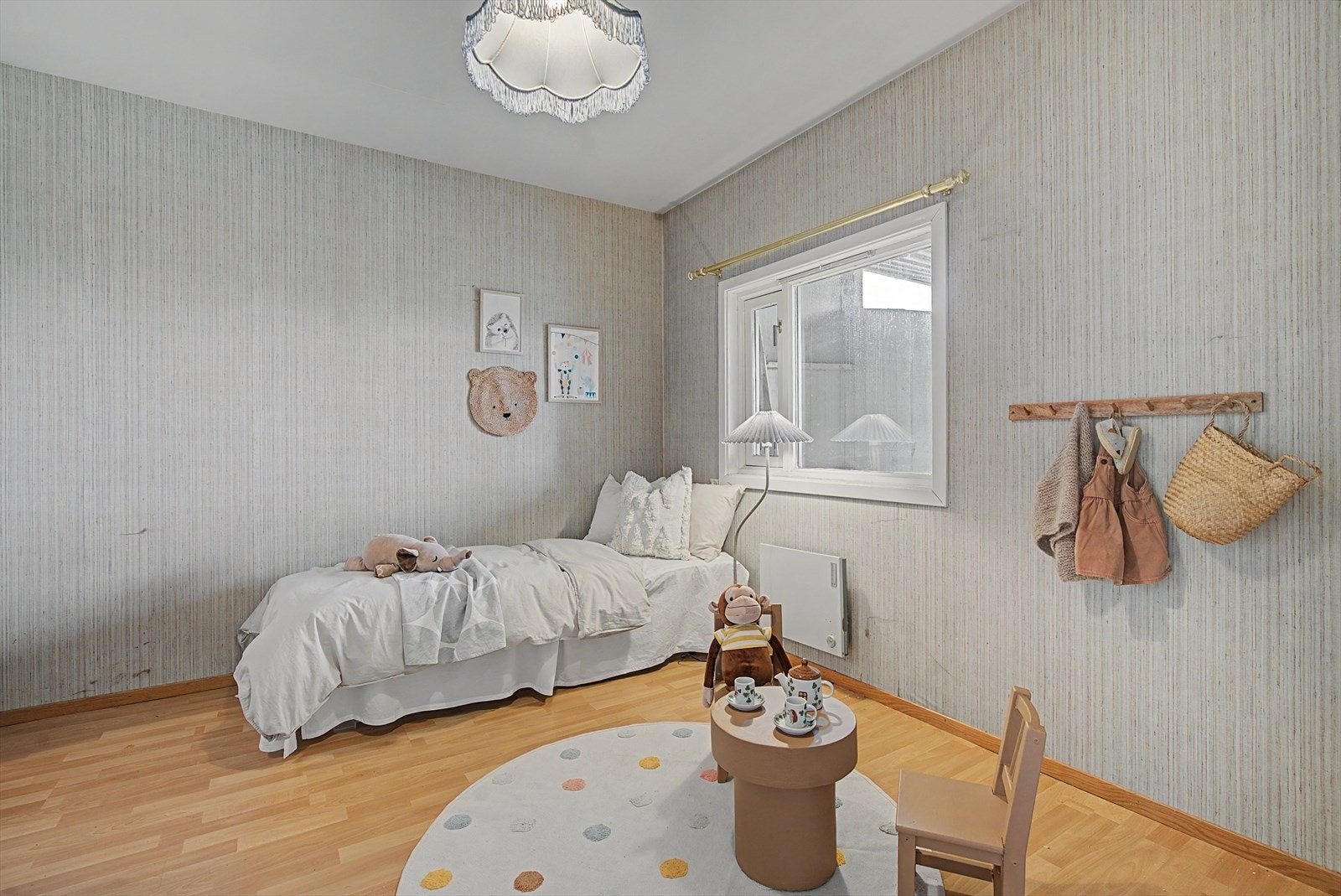 Etasjens andre soverom måler 11,3 kvm og kunne like godt vært hovedsoverom. Galleribilde