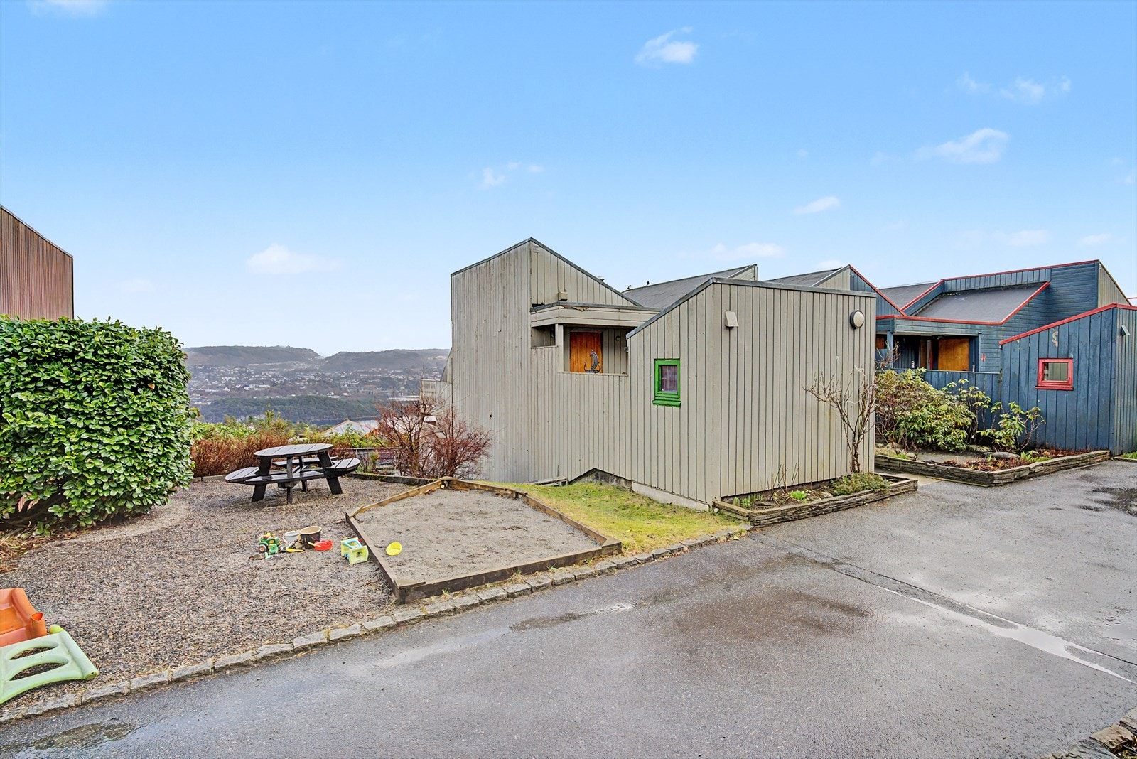 Det er også en felles lekeplass like ved huset - fint for de minste. Galleribilde