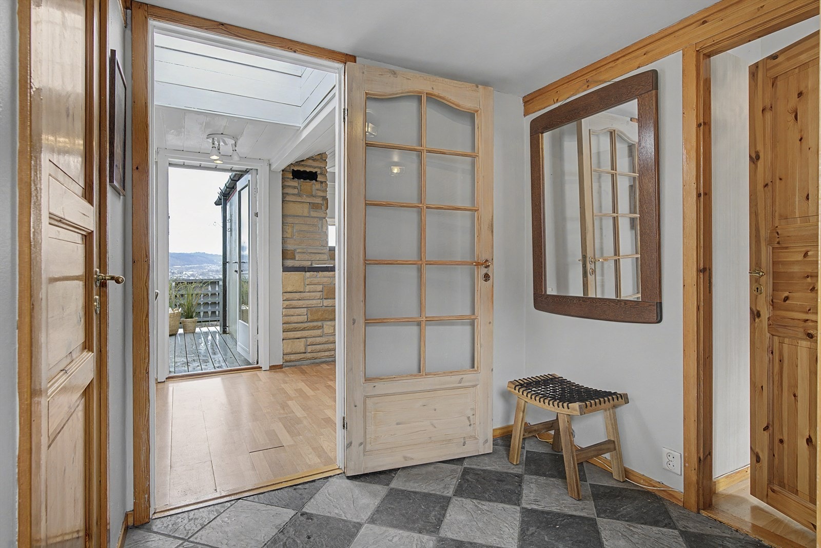 Du stiger inn i en romslig og lys entré med tilgang til WC (t.v.) og etasjens soverom (t.h.). Galleribilde