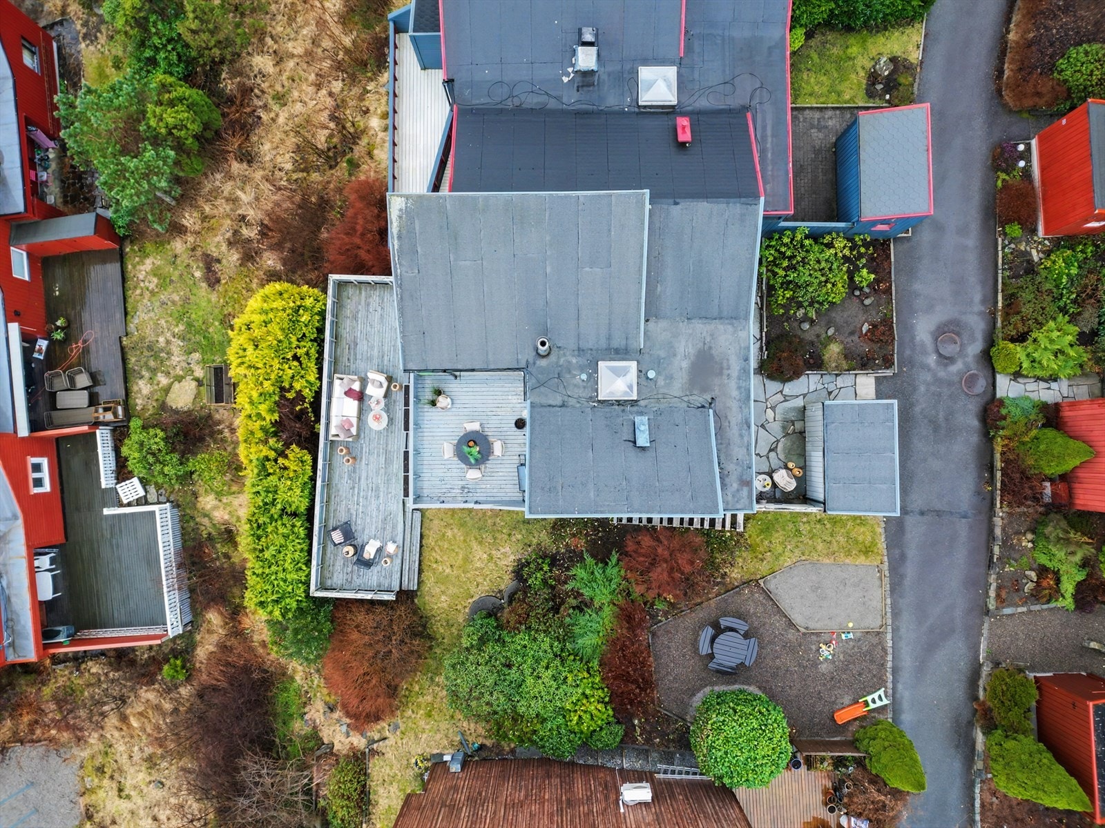 Mye av arealet på siden av huset hører også med til den private tomten. Det er også en felles lekeplass like ved huset - fint for de minste. Galleribilde