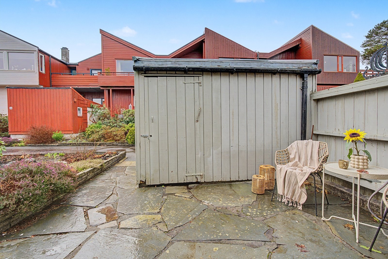 Ved inngangspartiet står en praktisk sportsbod. Galleribilde