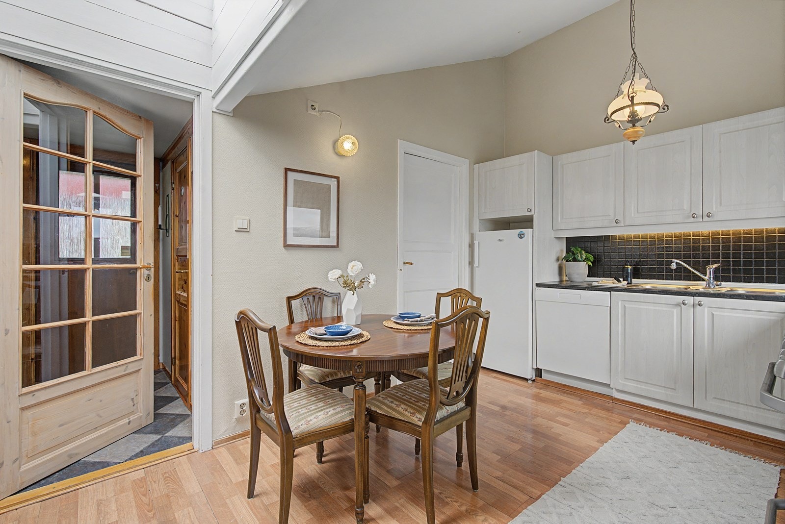 Vi går inn igjen på kjøkkenet - her har du plass til eget kjøkkenbord. Eller kanskje vil du bygge et stort moderne kjøkken med øy i midten? Galleribilde