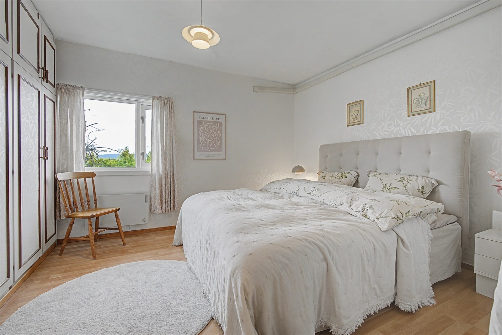 Dagens hovedsoverom med flott utsikt og plassbygde garderobeskap til venstre. Galleribilde
