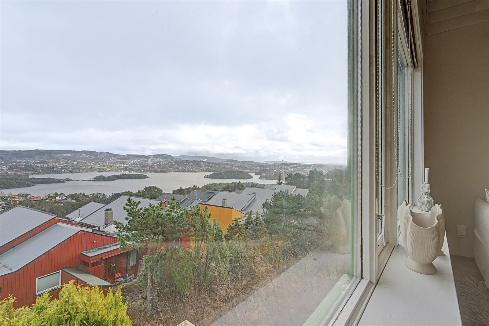 Boligens plassering gjør at du ser godt over takene på rekken foran. Fremste rekke ligger for øvrig like ved veien, så nr. 40 er ganske optimalt plassert. Galleribilde