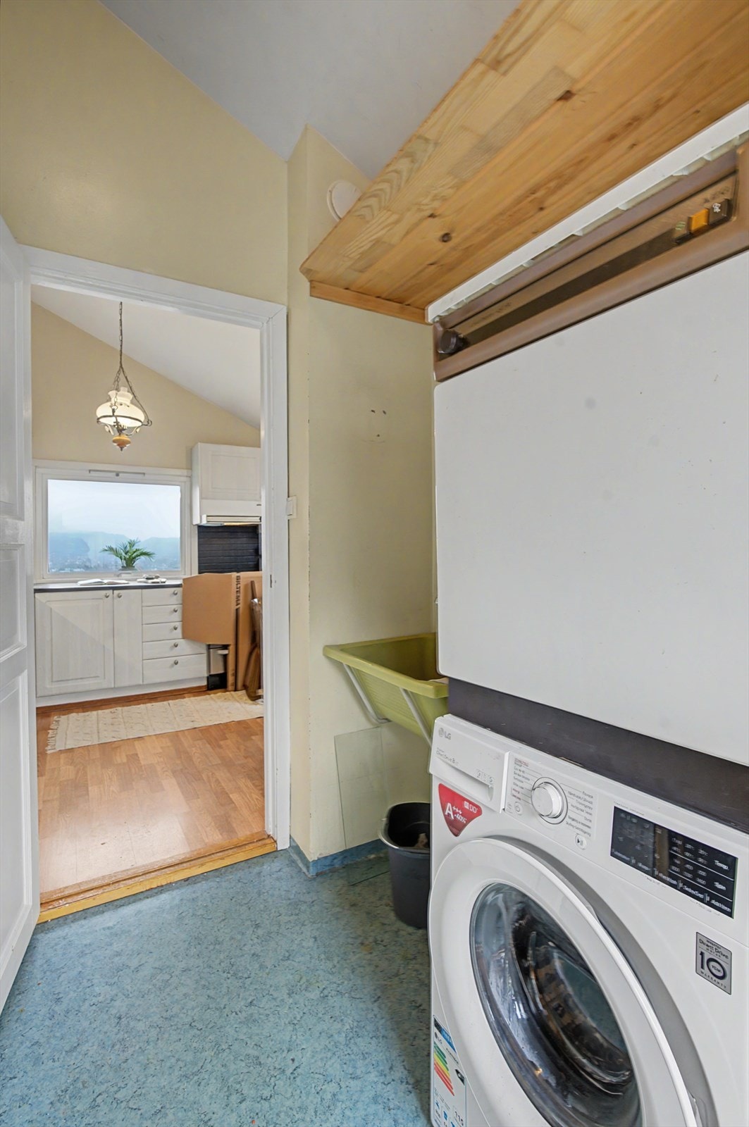 Bak kjøkkenet ligger vaskerommet som også har separat inngang. Galleribilde