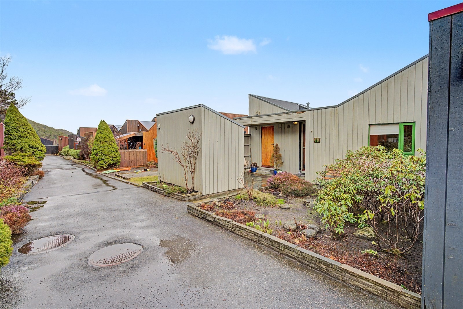 Nabolaget er bilfritt, men boligen ligger tett på garasjeanlegget hvor du får fast plass. Galleribilde