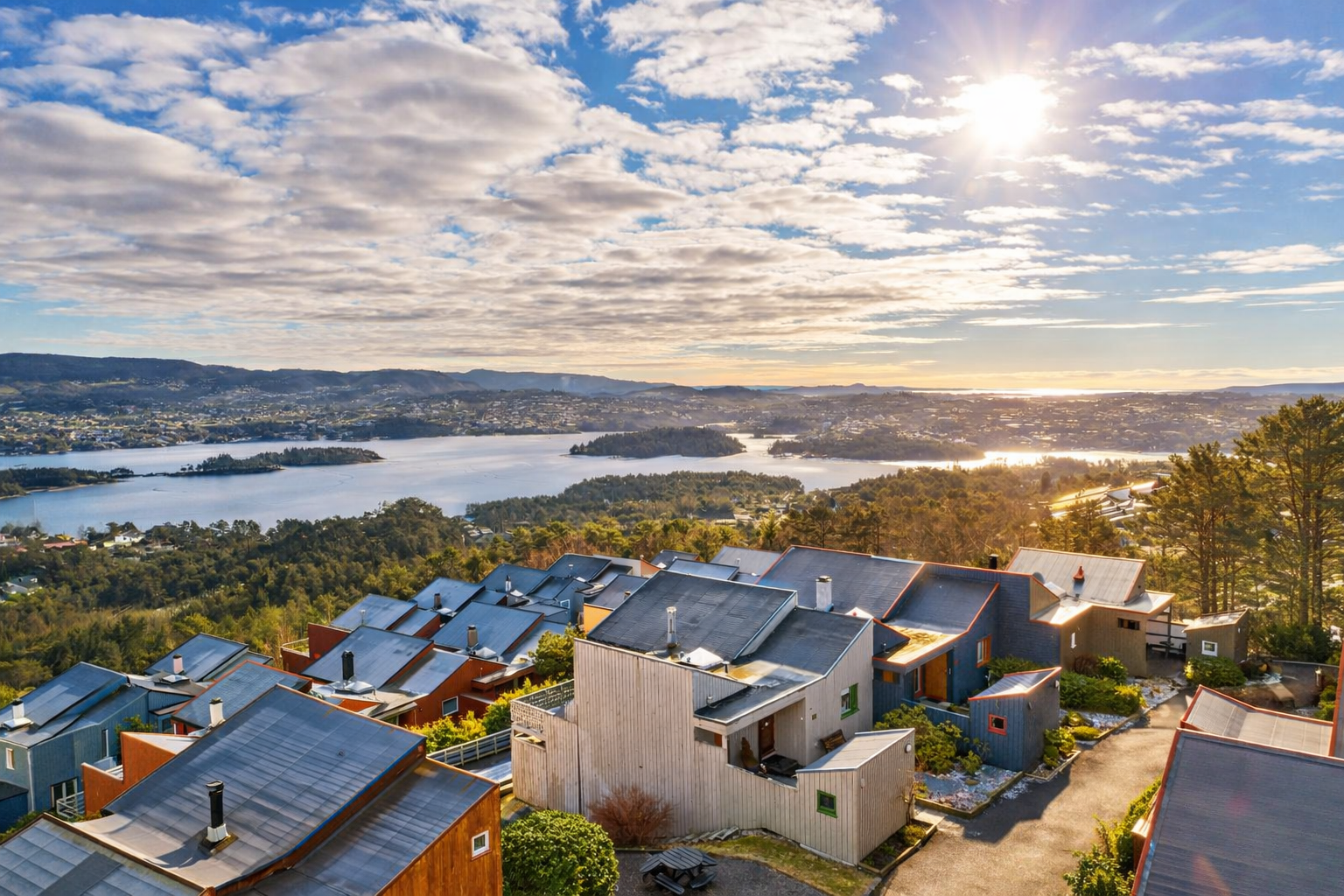 Hjørnehus ideelt plassert med fantastisk utsikt mot Nordåsvannet! Galleribilde
