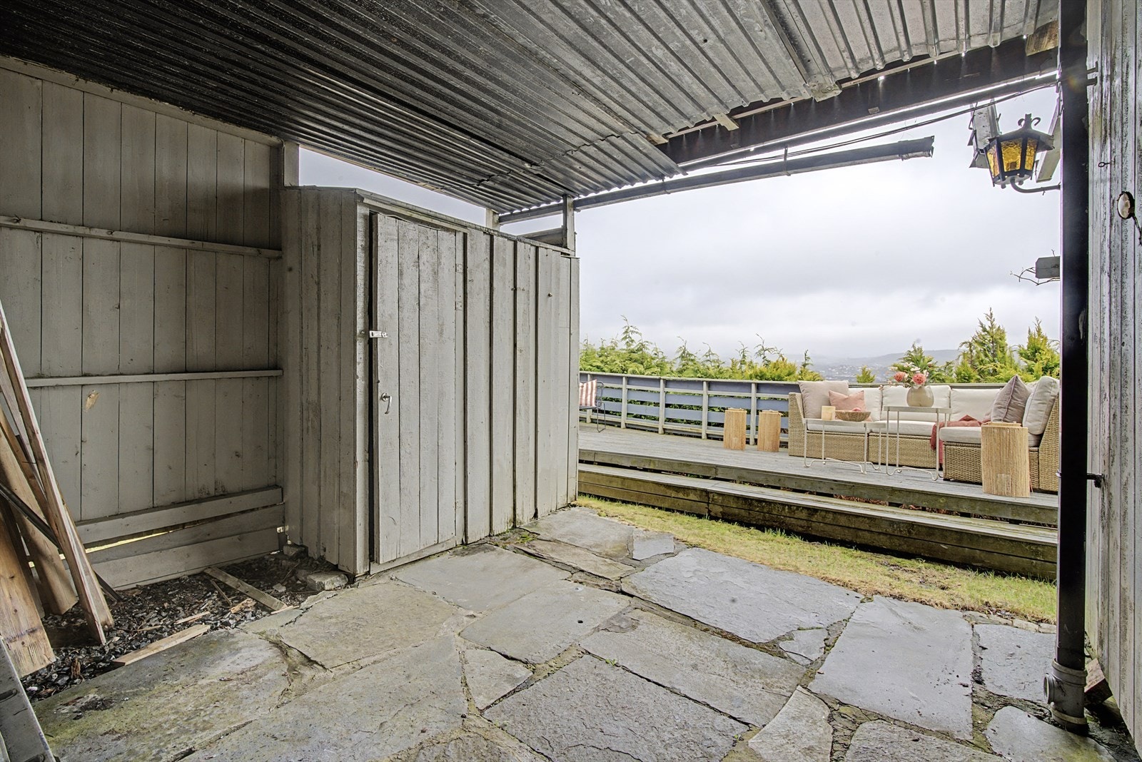 Her kan du sitte ute under tak når det regner. Galleribilde