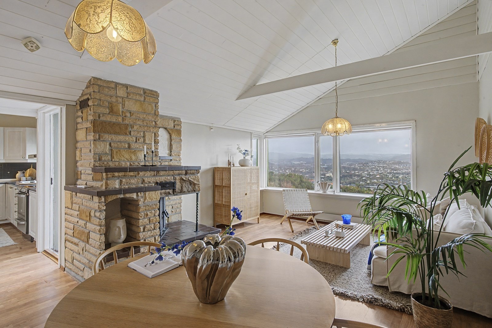 De karakteristiske spisse takene gir luftig takhøyde. Galleribilde