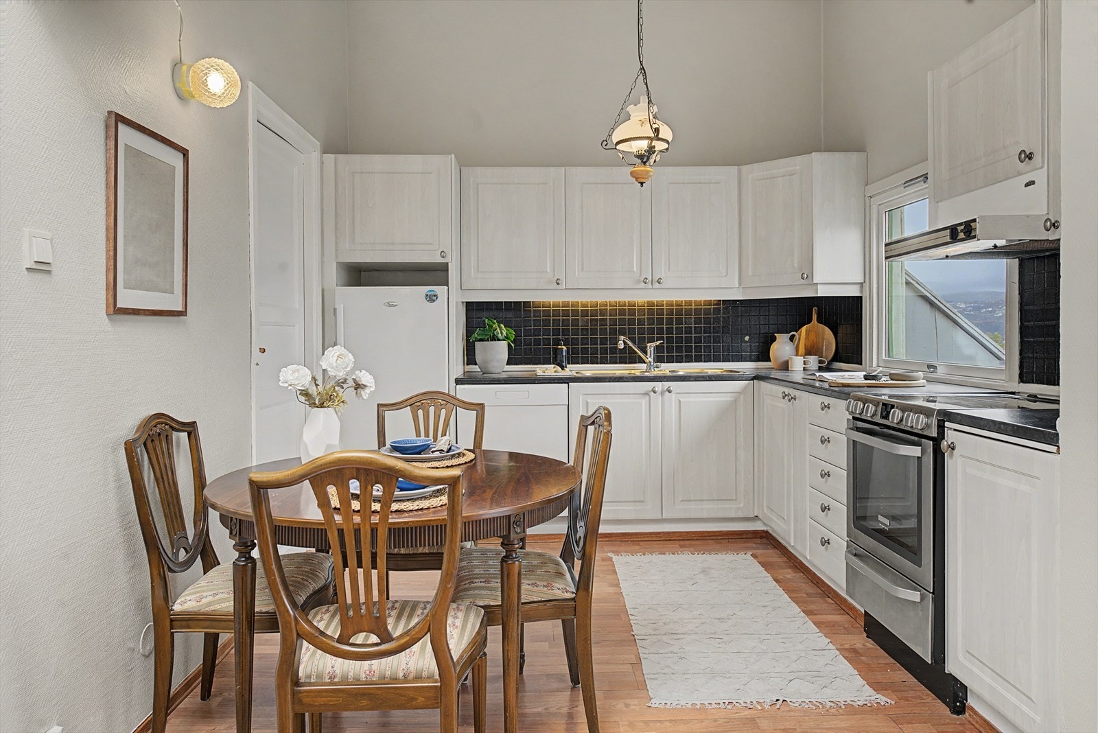 Kjøkkenet har funksjonell standard. Hvitevarer kan følge med om ønskelig. Galleribilde