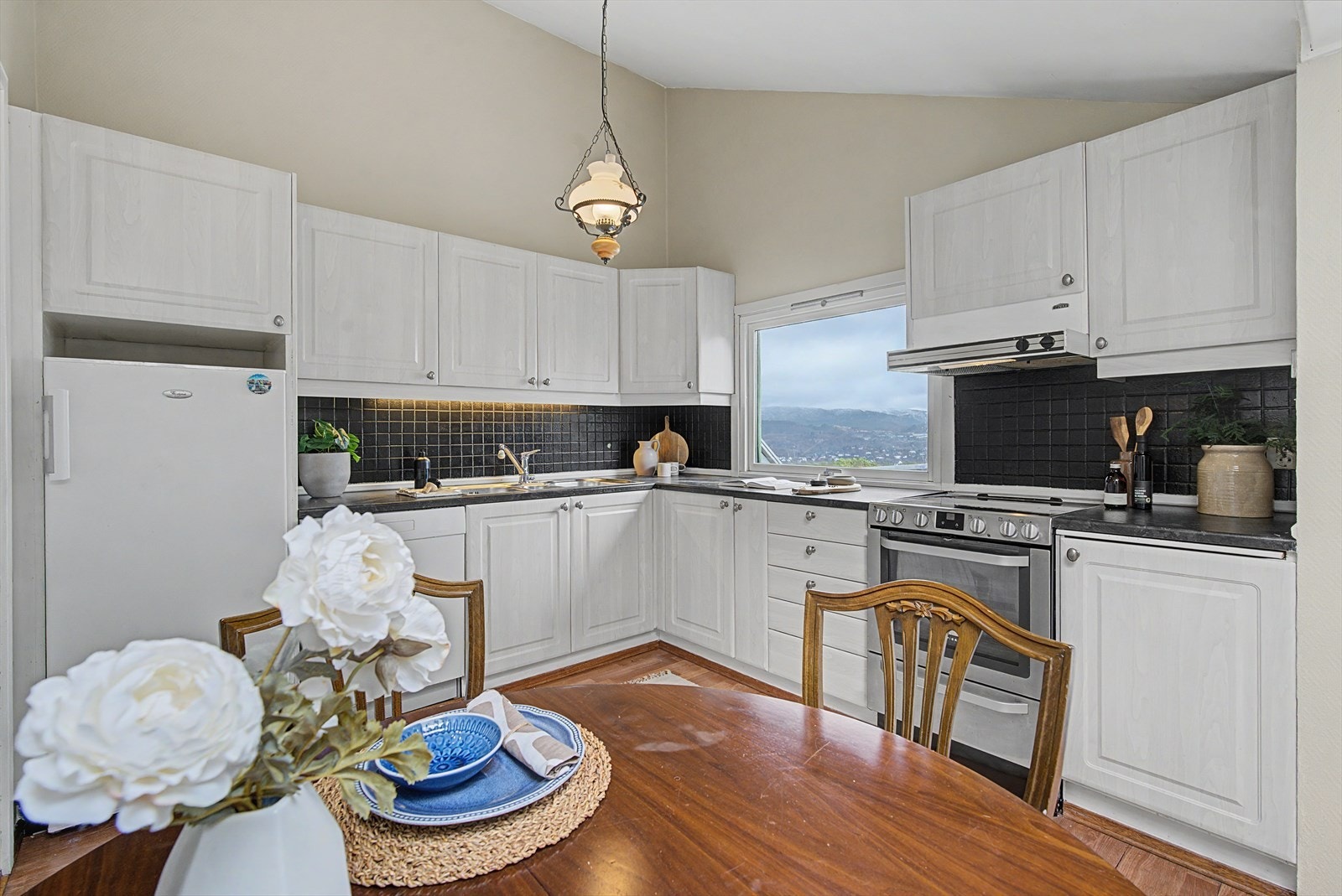 Legg merke til den gode størrelsen, takhøyden, og det rike lyset fra både kjøkkenvindu og takvindu. Galleribilde