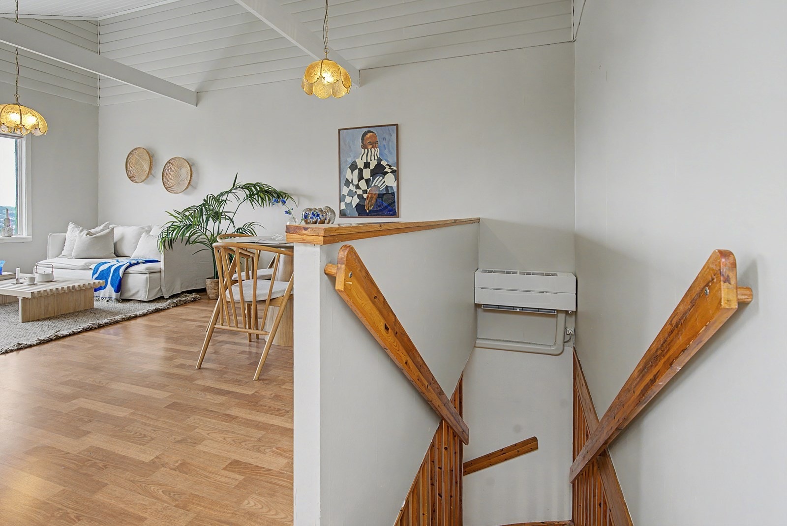 Nå går vi ned i underetasjen. Legg merke til bra plassert varmepumpe i trappen. Galleribilde