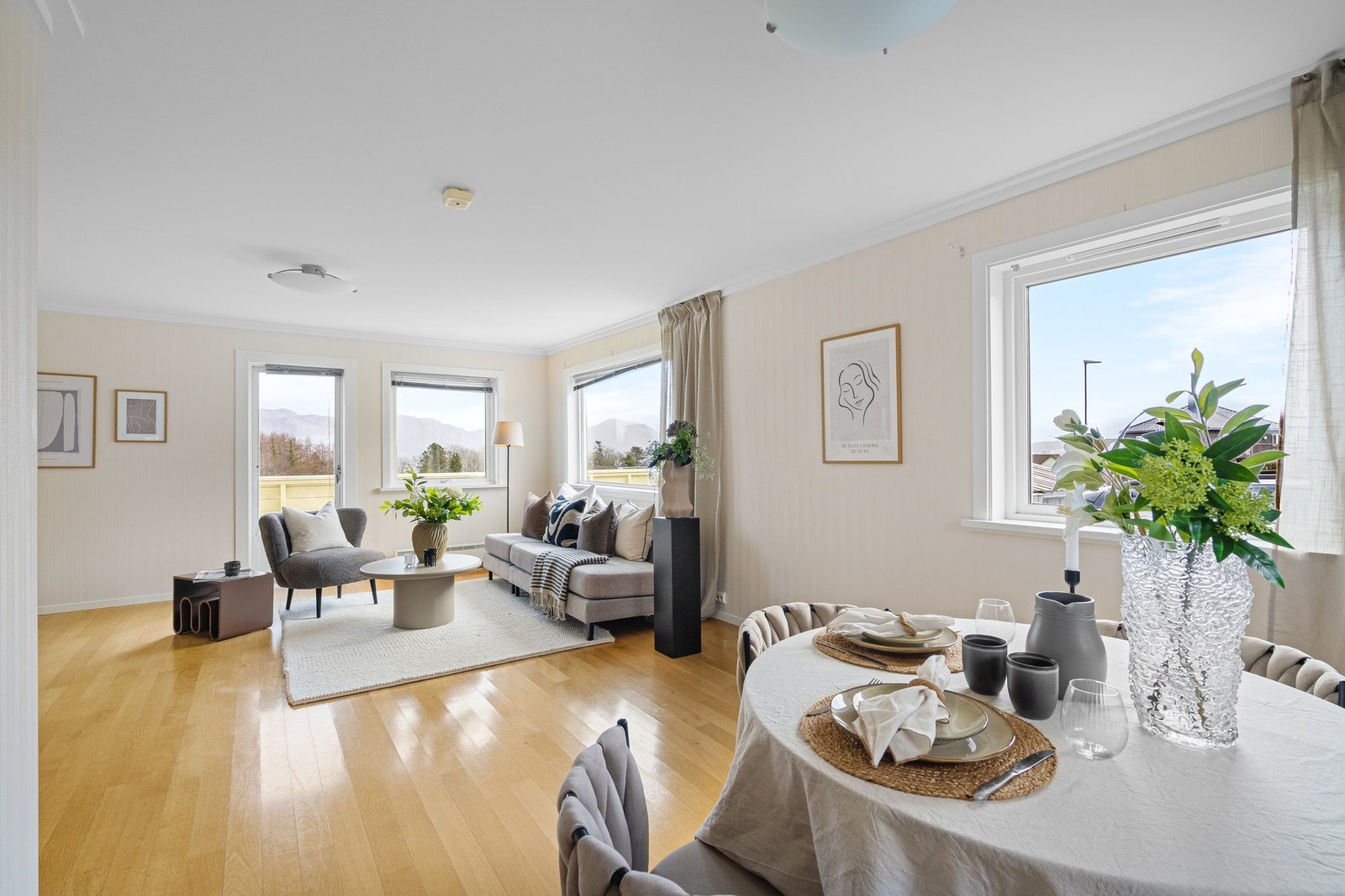 1.etg - Stue med god plass til sofagruppe og spisebord Galleribilde